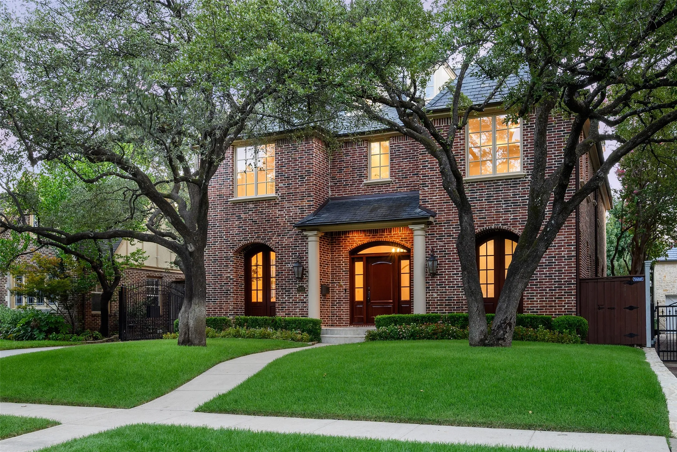 Single Family Residence For Sale in Dallas County , 4421 Livingston Avenue, Highland Park, Texas 75205, 4 Bedroom, 7 Bathroom, 2 Garage spaces, 4,721 Sqft, built in 2005, mls#21383066, Real Estate Agent in Highland Park, Homes For Sale in Dallas county, Homes For Sale in Highland Park, Realtor in Highland Park Texas, Real Estate Brokerage Independent Realty Texas, Luminita Cordes Realtor