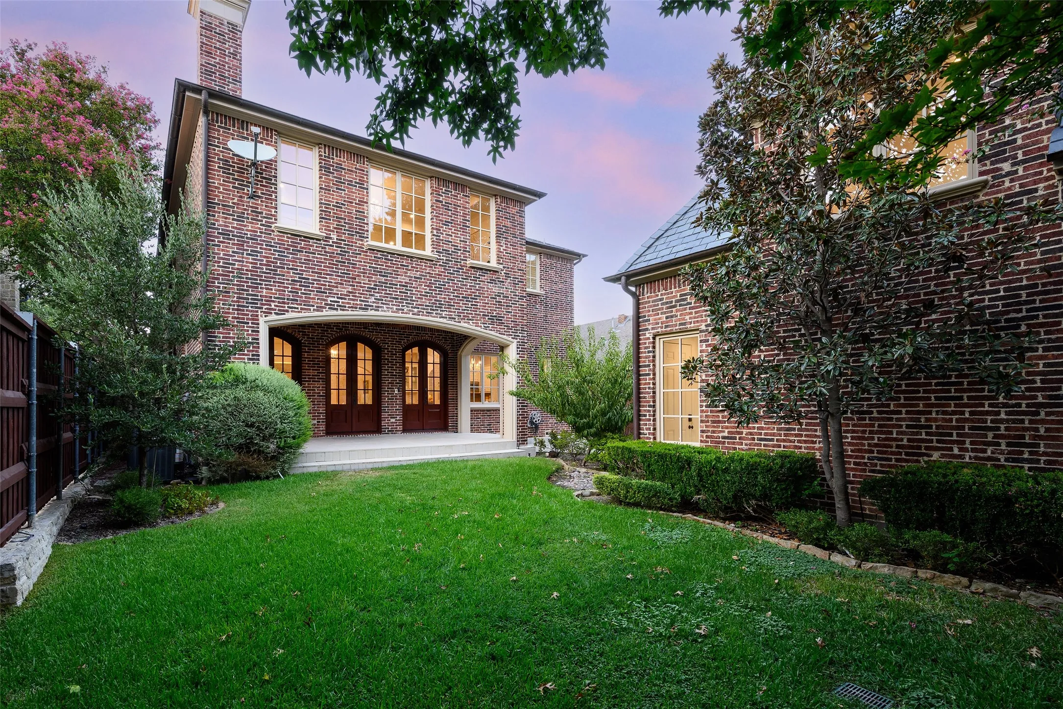 Single Family Residence For Sale in Dallas County , 4421 Livingston Avenue, Highland Park, Texas 75205, 4 Bedroom, 7 Bathroom, 2 Garage spaces, 4,721 Sqft, built in 2005, mls#21383066, Real Estate Agent in Highland Park, Homes For Sale in Dallas county, Homes For Sale in Highland Park, Realtor in Highland Park Texas, Real Estate Brokerage Independent Realty Texas, Luminita Cordes Realtor