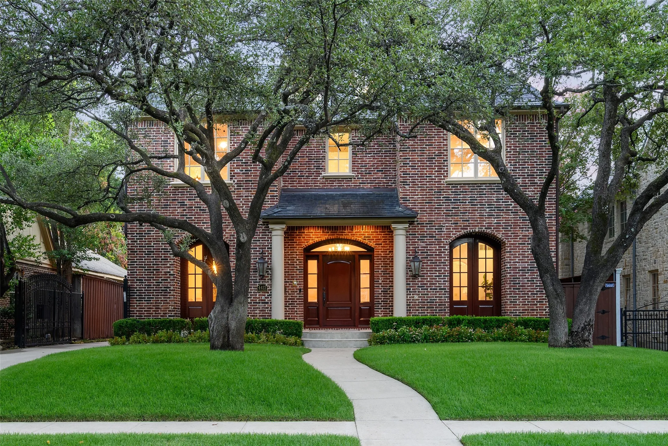 Single Family Residence For Sale in Dallas County , 4421 Livingston Avenue, Highland Park, Texas 75205, 4 Bedroom, 7 Bathroom, 2 Garage spaces, 4,721 Sqft, built in 2005, mls#21383066, Real Estate Agent in Highland Park, Homes For Sale in Dallas county, Homes For Sale in Highland Park, Realtor in Highland Park Texas, Real Estate Brokerage Independent Realty Texas, Luminita Cordes Realtor