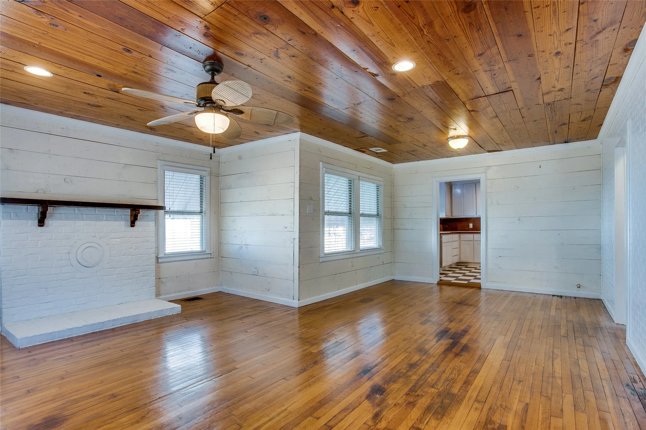 Single Family Residence For Rent in Dallas County , 318 S Walker Street, Mesquite, Texas 75149, 3 Bedroom, 1 Bathroom, Garage spaces, 1,352 Sqft, built in 1946, mls#21384312, Real Estate Agent in Mesquite, Homes For Rent in Dallas county, Homes For Rent in Mesquite, Realtor in Mesquite Texas, Real Estate Brokerage Independent Realty Texas, Luminita Cordes Realtor