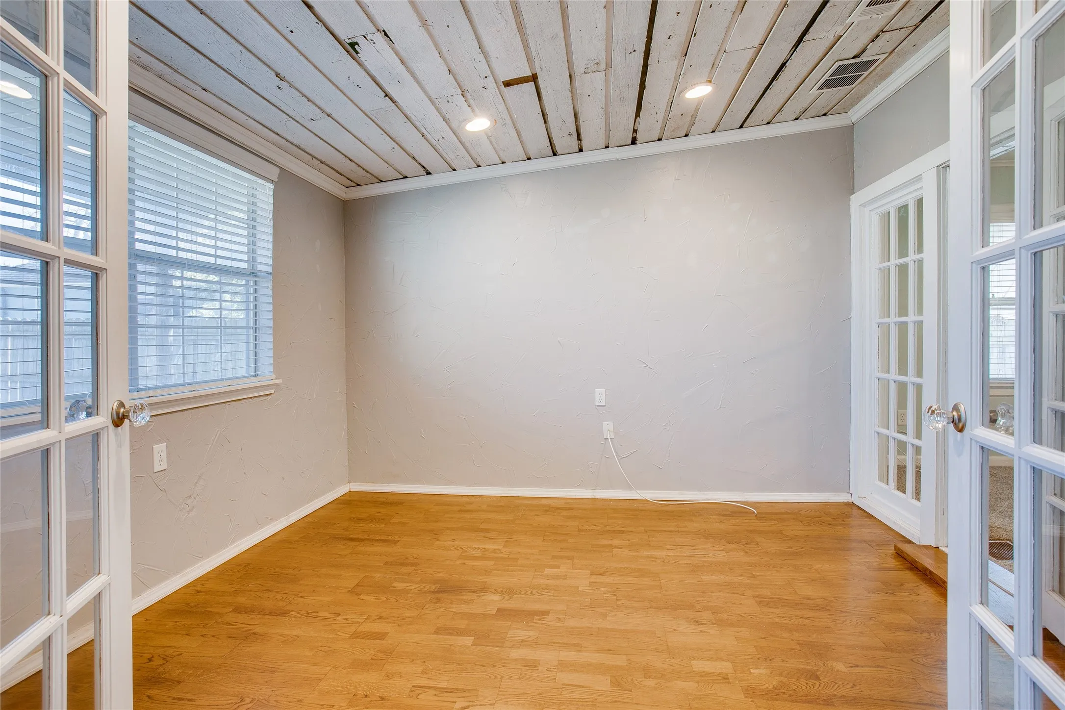 Single Family Residence For Rent in Dallas County , 318 S Walker Street, Mesquite, Texas 75149, 3 Bedroom, 1 Bathroom, Garage spaces, 1,352 Sqft, built in 1946, mls#21384312, Real Estate Agent in Mesquite, Homes For Rent in Dallas county, Homes For Rent in Mesquite, Realtor in Mesquite Texas, Real Estate Brokerage Independent Realty Texas, Luminita Cordes Realtor
