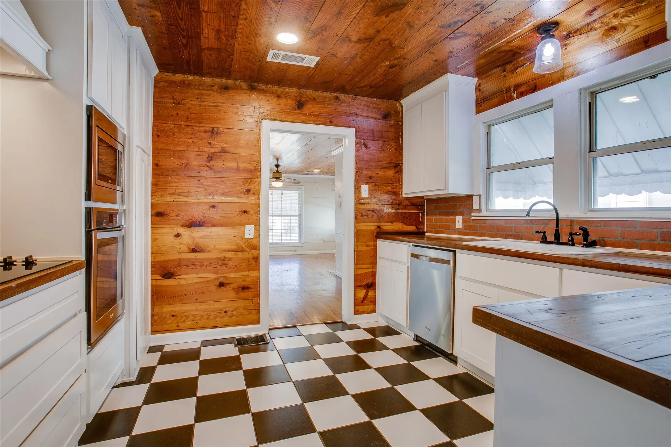 Single Family Residence For Rent in Dallas County , 318 S Walker Street, Mesquite, Texas 75149, 3 Bedroom, 1 Bathroom, Garage spaces, 1,352 Sqft, built in 1946, mls#21384312, Real Estate Agent in Mesquite, Homes For Rent in Dallas county, Homes For Rent in Mesquite, Realtor in Mesquite Texas, Real Estate Brokerage Independent Realty Texas, Luminita Cordes Realtor