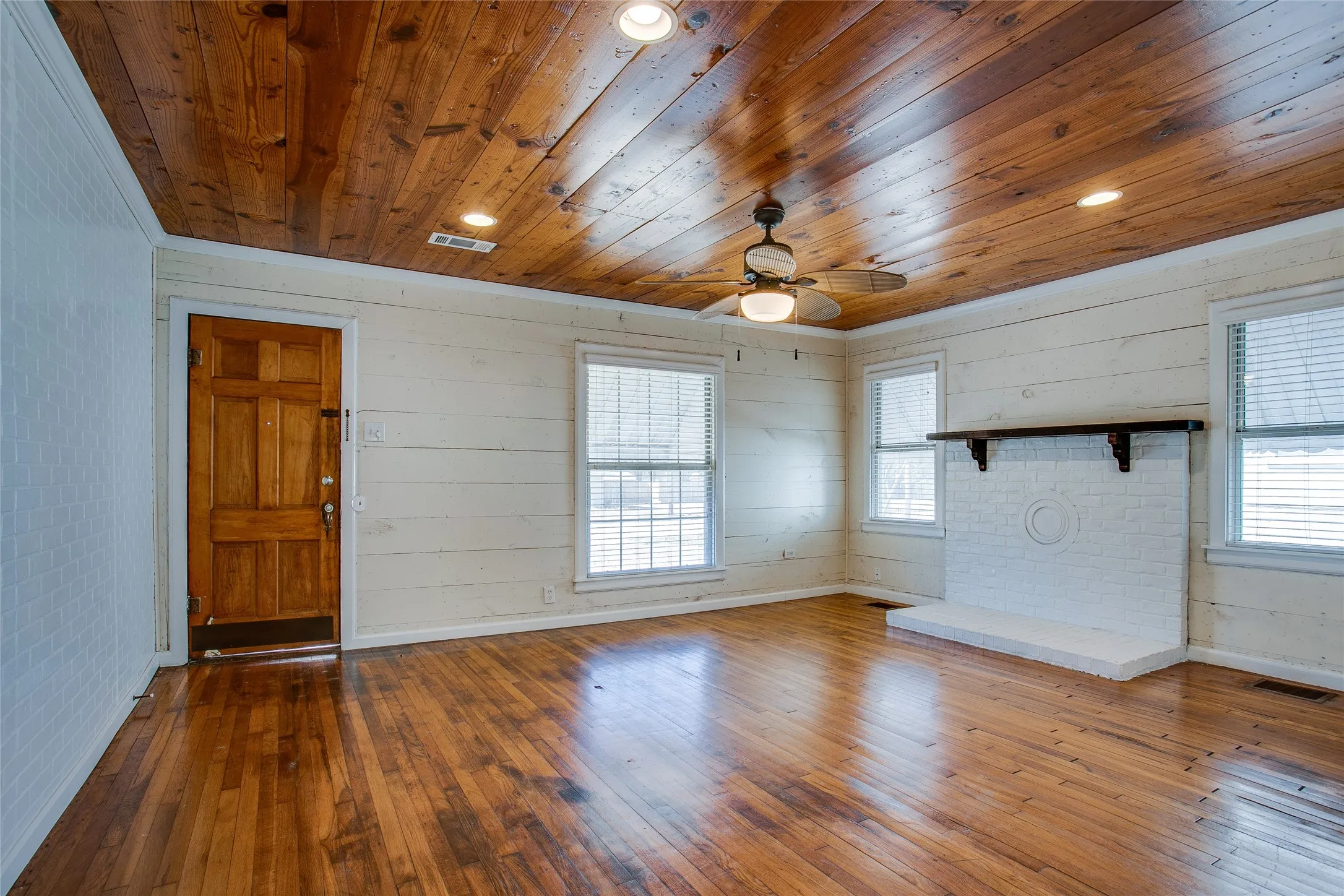 Single Family Residence For Rent in Dallas County , 318 S Walker Street, Mesquite, Texas 75149, 3 Bedroom, 1 Bathroom, Garage spaces, 1,352 Sqft, built in 1946, mls#21384312, Real Estate Agent in Mesquite, Homes For Rent in Dallas county, Homes For Rent in Mesquite, Realtor in Mesquite Texas, Real Estate Brokerage Independent Realty Texas, Luminita Cordes Realtor