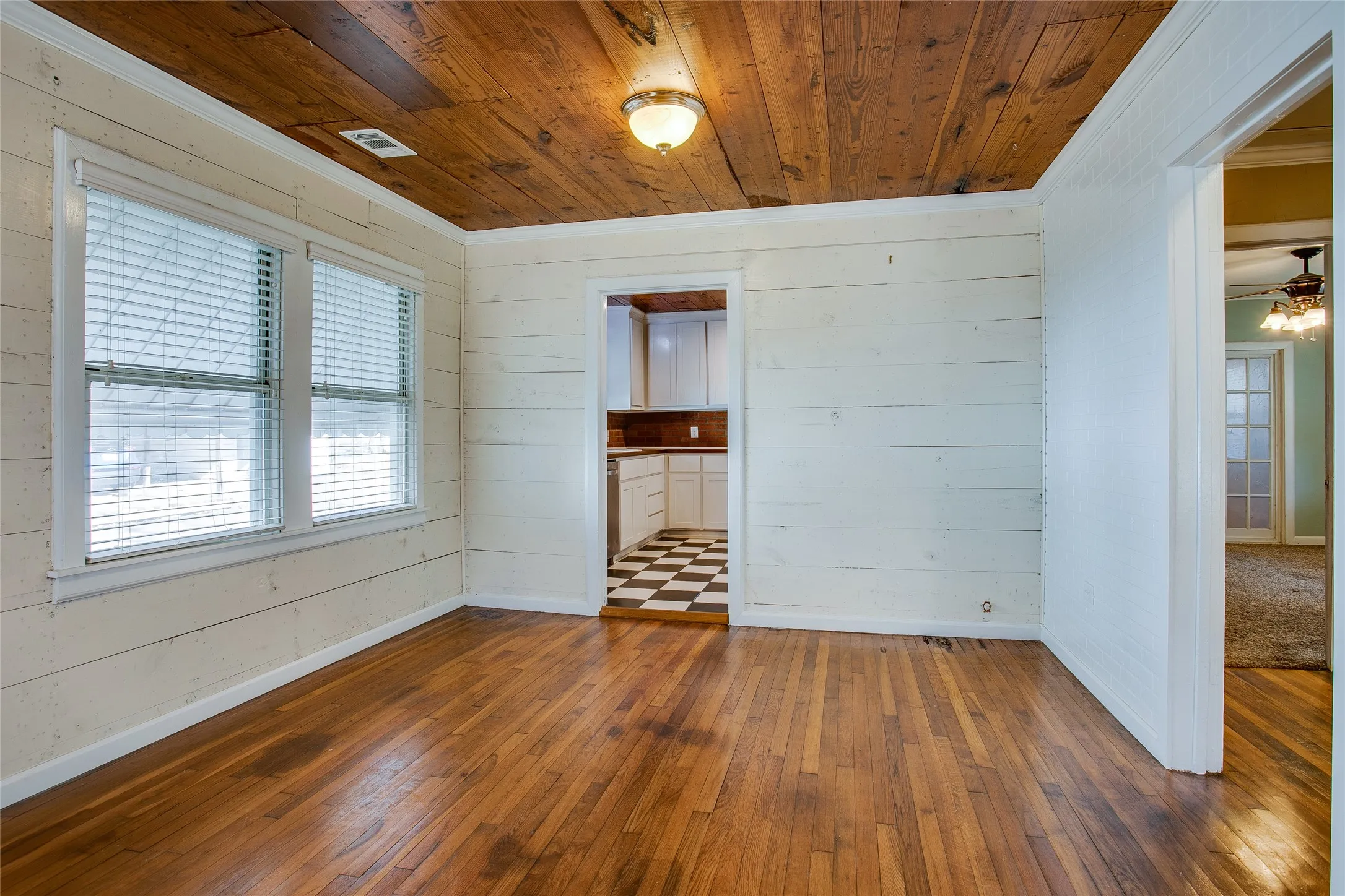 Single Family Residence For Rent in Dallas County , 318 S Walker Street, Mesquite, Texas 75149, 3 Bedroom, 1 Bathroom, Garage spaces, 1,352 Sqft, built in 1946, mls#21384312, Real Estate Agent in Mesquite, Homes For Rent in Dallas county, Homes For Rent in Mesquite, Realtor in Mesquite Texas, Real Estate Brokerage Independent Realty Texas, Luminita Cordes Realtor