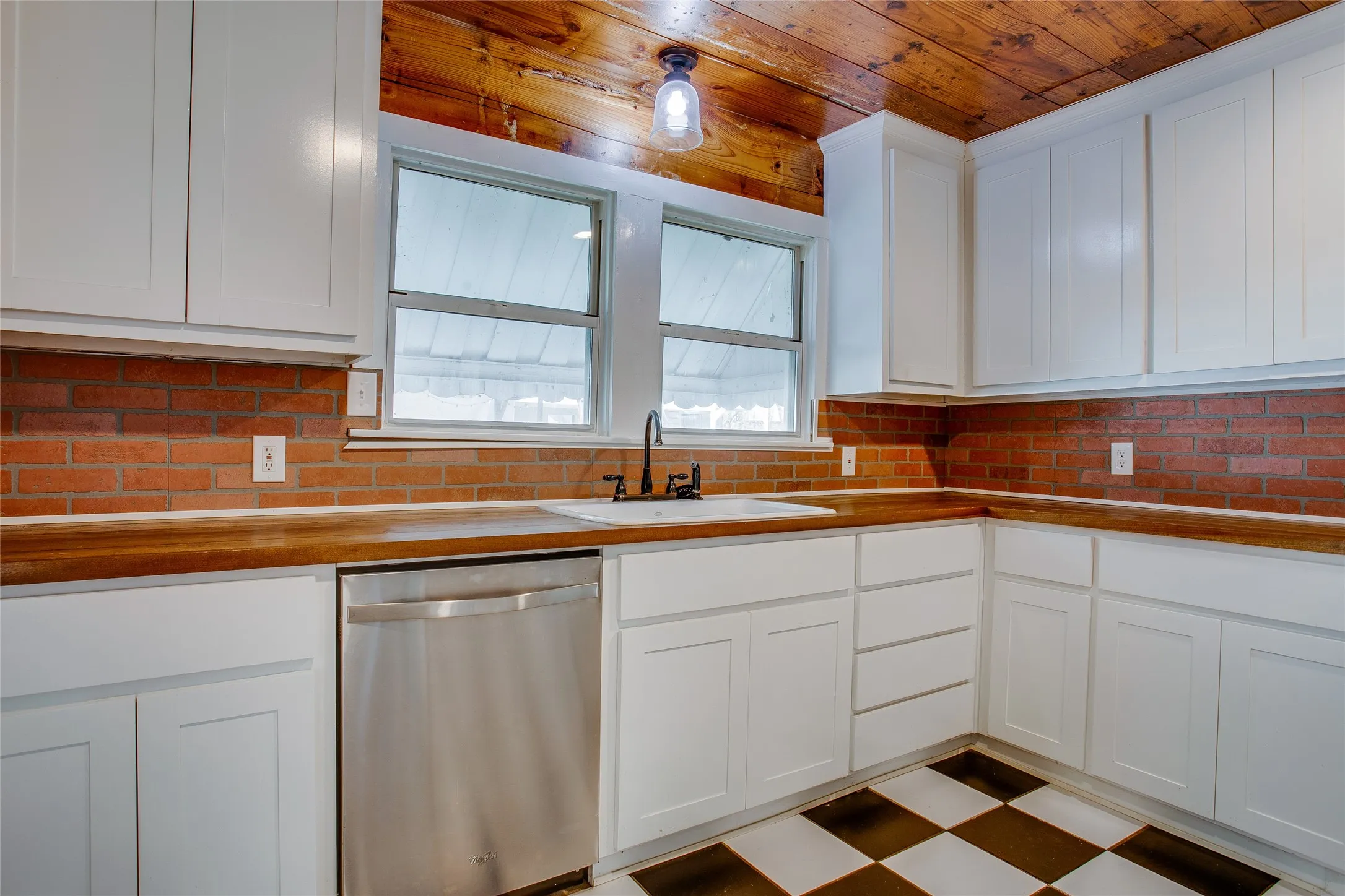 Single Family Residence For Rent in Dallas County , 318 S Walker Street, Mesquite, Texas 75149, 3 Bedroom, 1 Bathroom, Garage spaces, 1,352 Sqft, built in 1946, mls#21384312, Real Estate Agent in Mesquite, Homes For Rent in Dallas county, Homes For Rent in Mesquite, Realtor in Mesquite Texas, Real Estate Brokerage Independent Realty Texas, Luminita Cordes Realtor