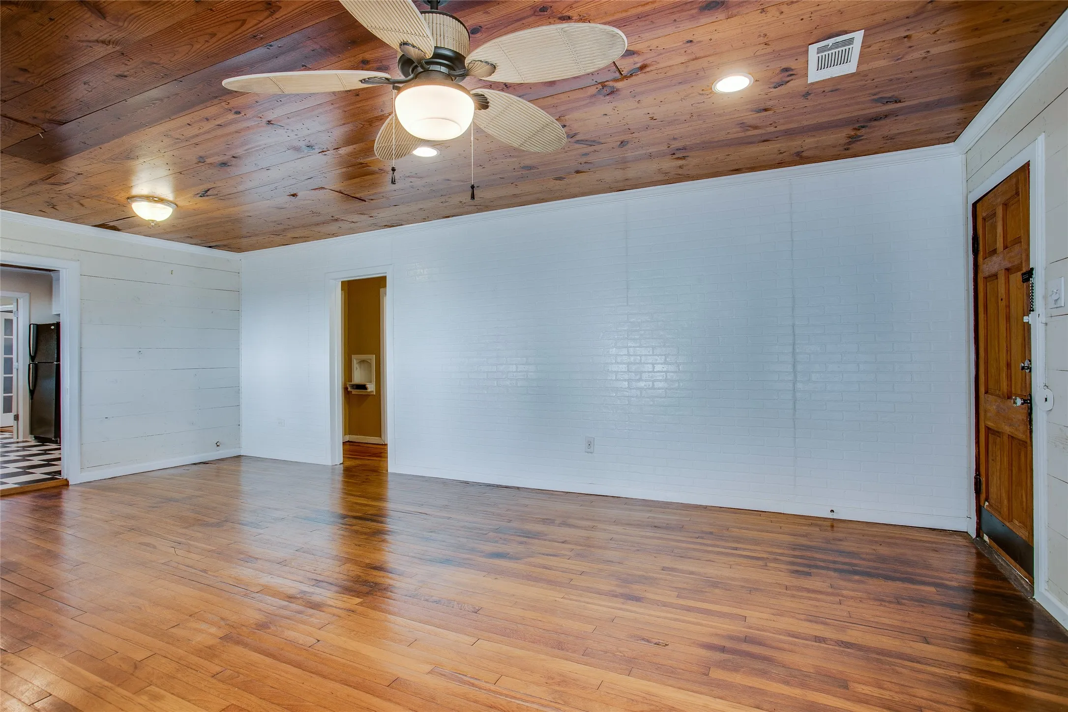 Single Family Residence For Rent in Dallas County , 318 S Walker Street, Mesquite, Texas 75149, 3 Bedroom, 1 Bathroom, Garage spaces, 1,352 Sqft, built in 1946, mls#21384312, Real Estate Agent in Mesquite, Homes For Rent in Dallas county, Homes For Rent in Mesquite, Realtor in Mesquite Texas, Real Estate Brokerage Independent Realty Texas, Luminita Cordes Realtor