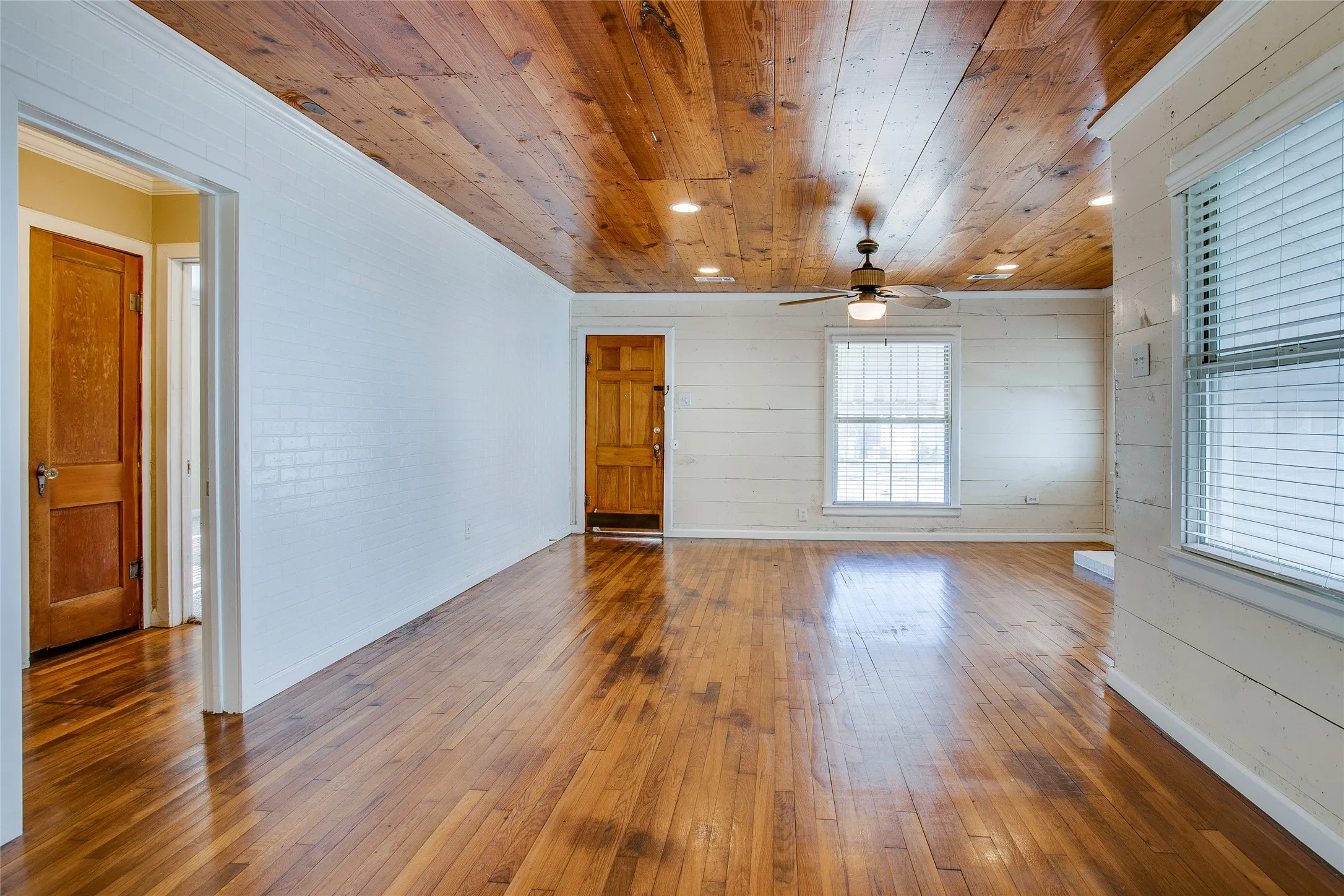 Single Family Residence For Rent in Dallas County , 318 S Walker Street, Mesquite, Texas 75149, 3 Bedroom, 1 Bathroom, Garage spaces, 1,352 Sqft, built in 1946, mls#21384312, Real Estate Agent in Mesquite, Homes For Rent in Dallas county, Homes For Rent in Mesquite, Realtor in Mesquite Texas, Real Estate Brokerage Independent Realty Texas, Luminita Cordes Realtor