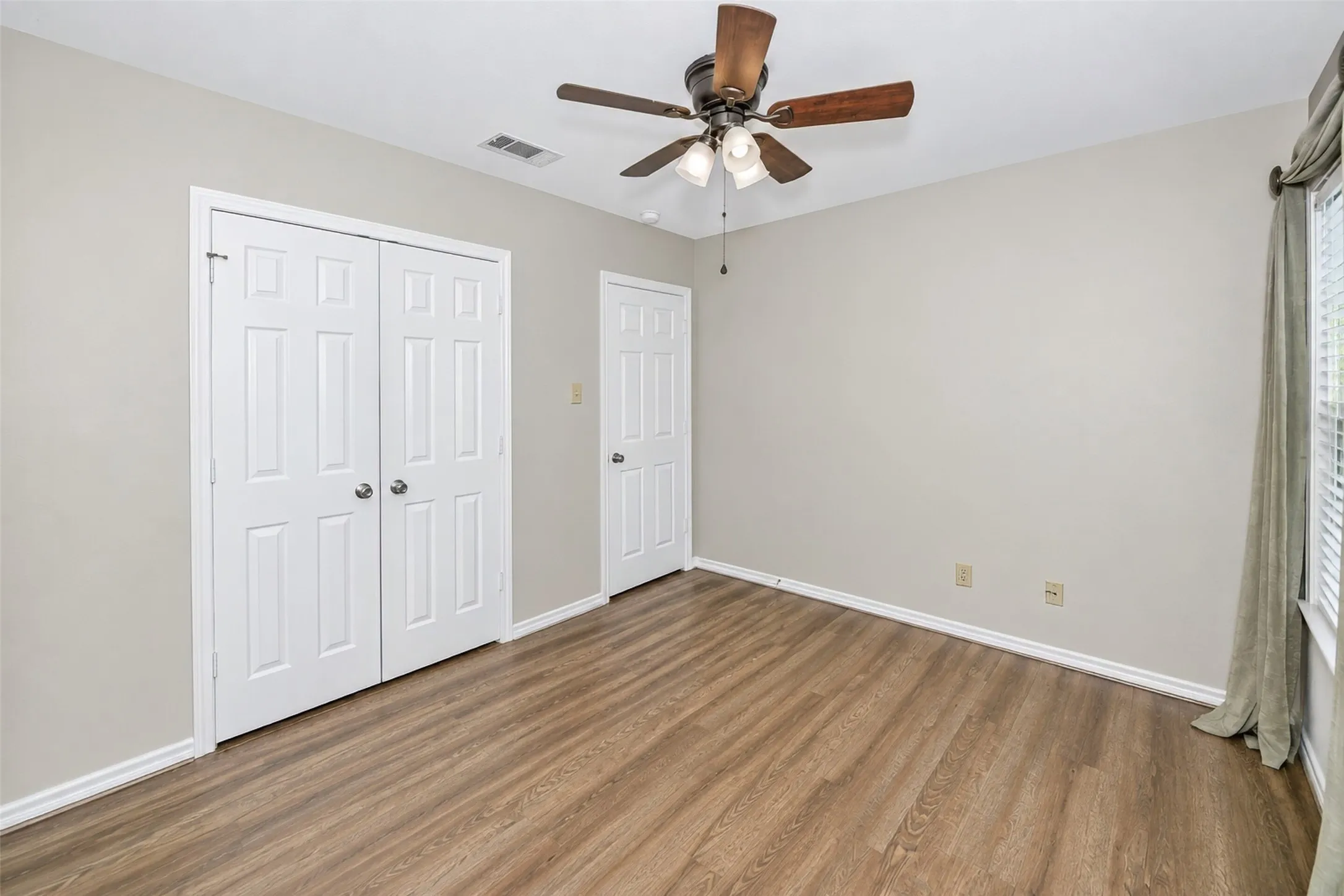 Single Family Residence For Sale in Tarrant County , 3121 Hazlewood Court, Bedford, Texas 76021, 3 Bedroom, 2 Bathroom, 2 Garage spaces, 1,836 Sqft, built in 1987, mls#21383731, Real Estate Agent in Bedford, Homes For Sale in Tarrant county, Homes For Sale in Bedford, Realtor in Bedford Texas, Real Estate Brokerage Independent Realty Texas, Luminita Cordes Realtor