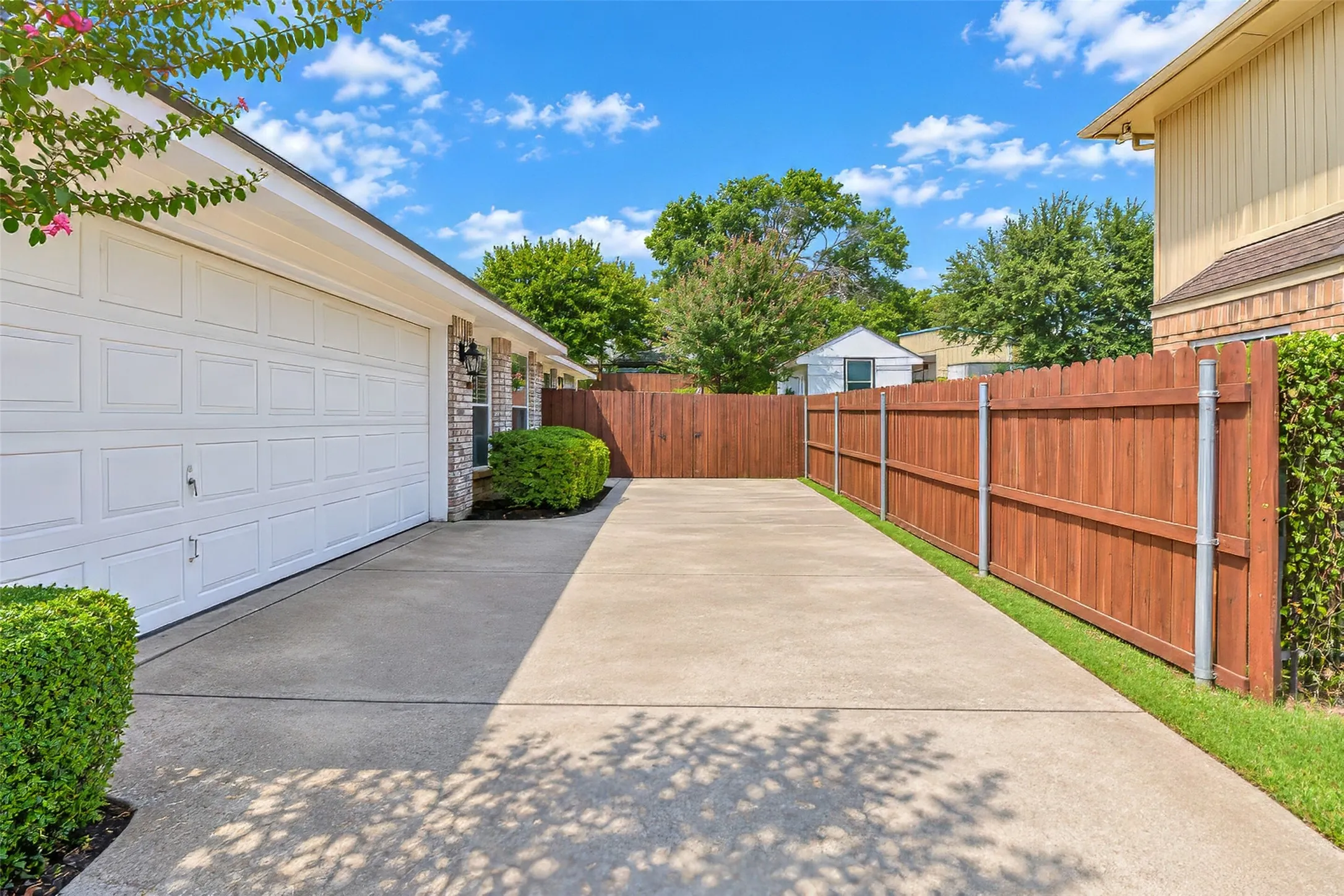 Single Family Residence For Sale in Tarrant County , 3121 Hazlewood Court, Bedford, Texas 76021, 3 Bedroom, 2 Bathroom, 2 Garage spaces, 1,836 Sqft, built in 1987, mls#21383731, Real Estate Agent in Bedford, Homes For Sale in Tarrant county, Homes For Sale in Bedford, Realtor in Bedford Texas, Real Estate Brokerage Independent Realty Texas, Luminita Cordes Realtor