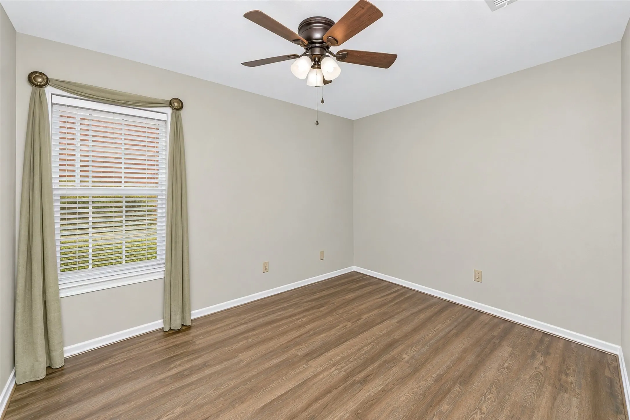 Single Family Residence For Sale in Tarrant County , 3121 Hazlewood Court, Bedford, Texas 76021, 3 Bedroom, 2 Bathroom, 2 Garage spaces, 1,836 Sqft, built in 1987, mls#21383731, Real Estate Agent in Bedford, Homes For Sale in Tarrant county, Homes For Sale in Bedford, Realtor in Bedford Texas, Real Estate Brokerage Independent Realty Texas, Luminita Cordes Realtor
