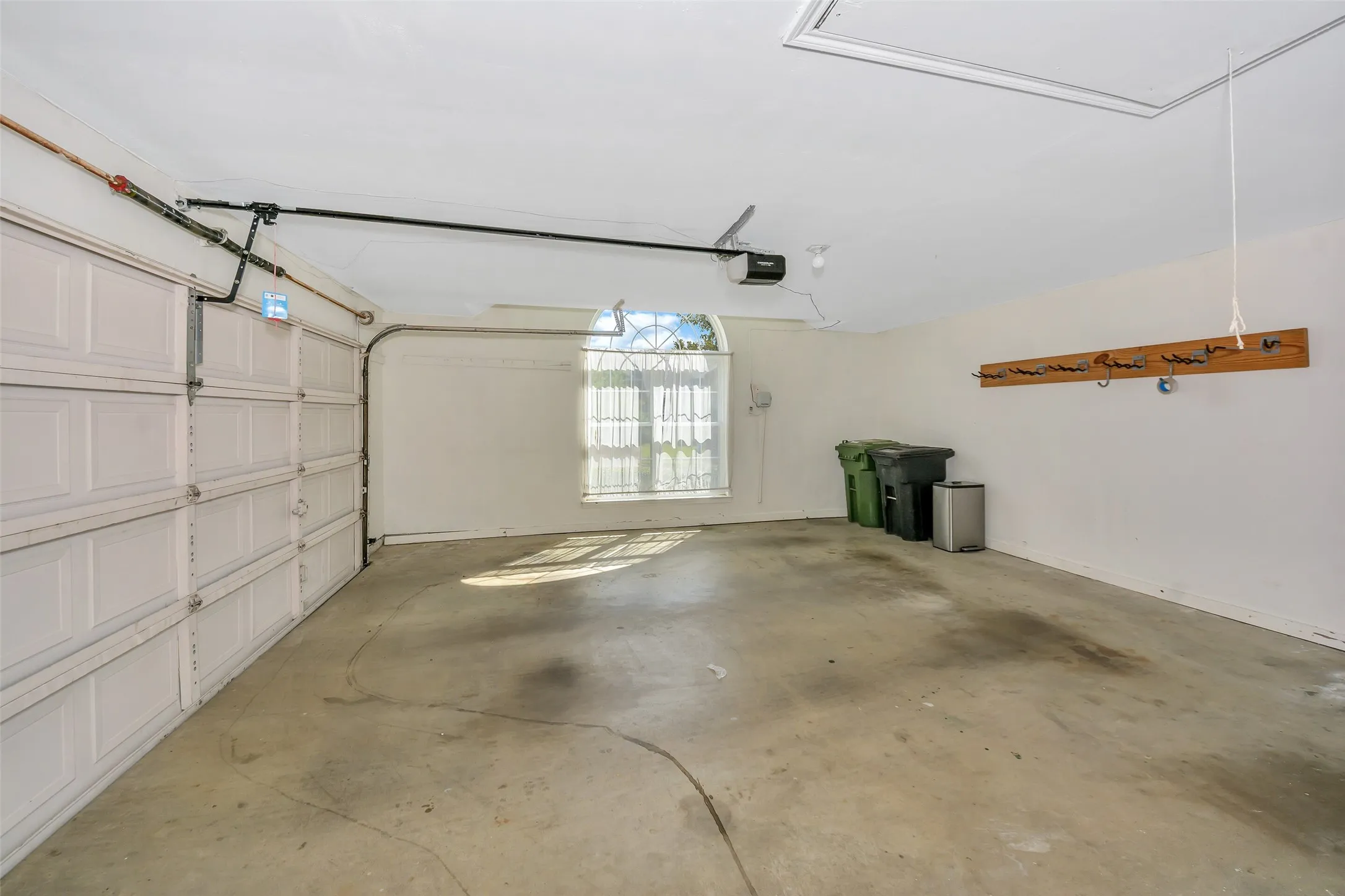Single Family Residence For Sale in Tarrant County , 3121 Hazlewood Court, Bedford, Texas 76021, 3 Bedroom, 2 Bathroom, 2 Garage spaces, 1,836 Sqft, built in 1987, mls#21383731, Real Estate Agent in Bedford, Homes For Sale in Tarrant county, Homes For Sale in Bedford, Realtor in Bedford Texas, Real Estate Brokerage Independent Realty Texas, Luminita Cordes Realtor