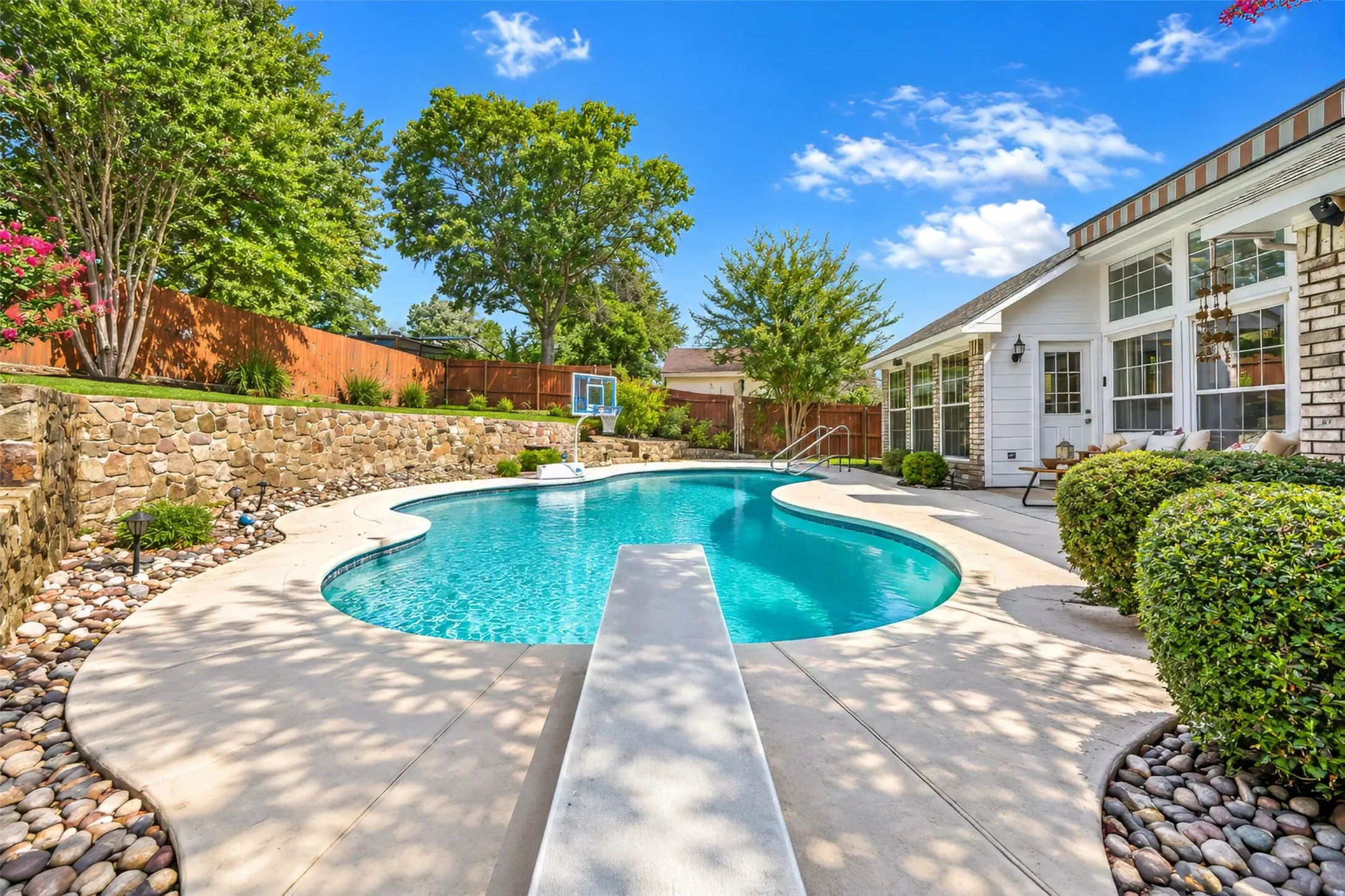 Single Family Residence For Sale in Tarrant County , 3121 Hazlewood Court, Bedford, Texas 76021, 3 Bedroom, 2 Bathroom, 2 Garage spaces, 1,836 Sqft, built in 1987, mls#21383731, Real Estate Agent in Bedford, Homes For Sale in Tarrant county, Homes For Sale in Bedford, Realtor in Bedford Texas, Real Estate Brokerage Independent Realty Texas, Luminita Cordes Realtor
