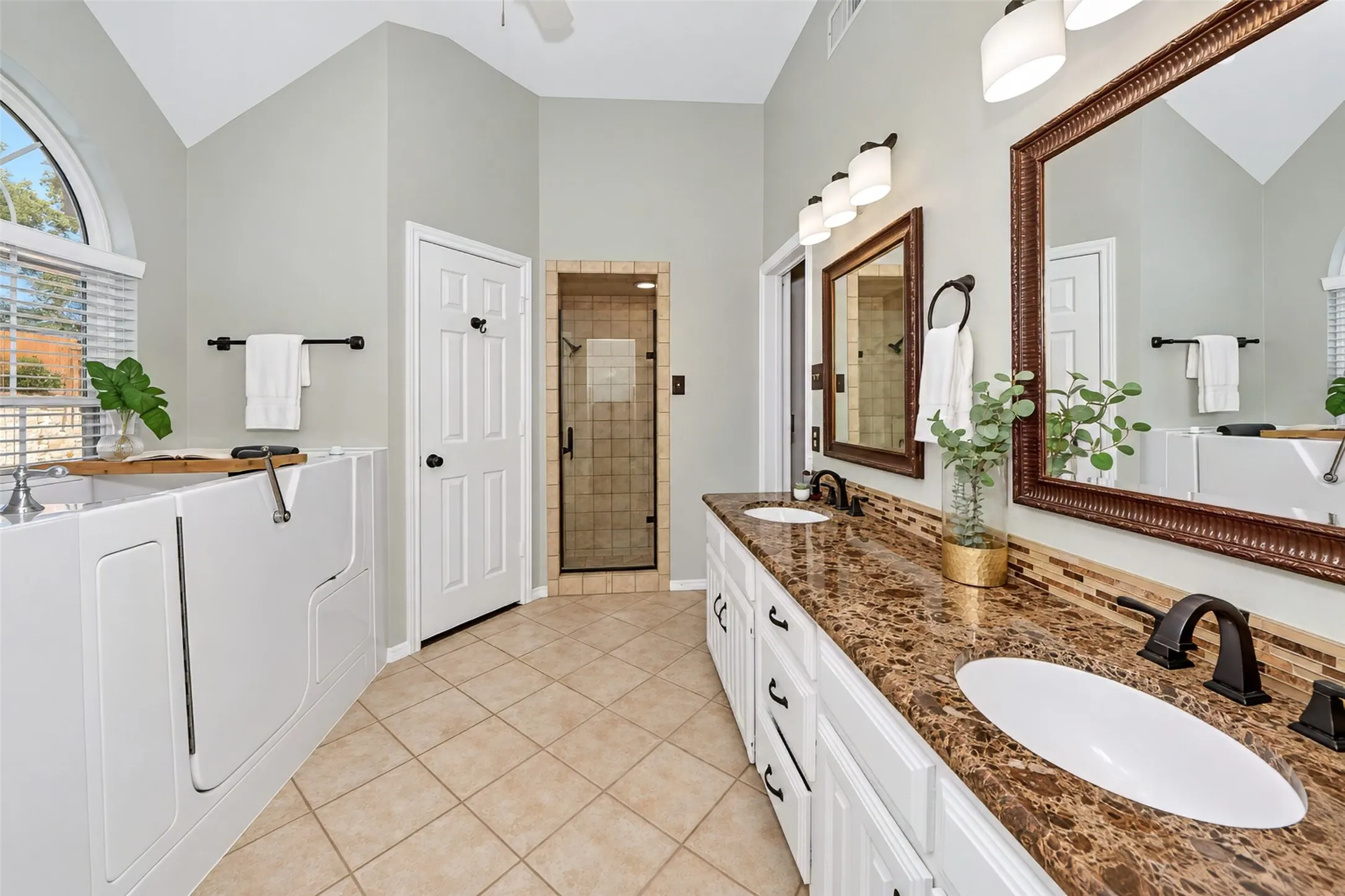 Single Family Residence For Sale in Tarrant County , 3121 Hazlewood Court, Bedford, Texas 76021, 3 Bedroom, 2 Bathroom, 2 Garage spaces, 1,836 Sqft, built in 1987, mls#21383731, Real Estate Agent in Bedford, Homes For Sale in Tarrant county, Homes For Sale in Bedford, Realtor in Bedford Texas, Real Estate Brokerage Independent Realty Texas, Luminita Cordes Realtor