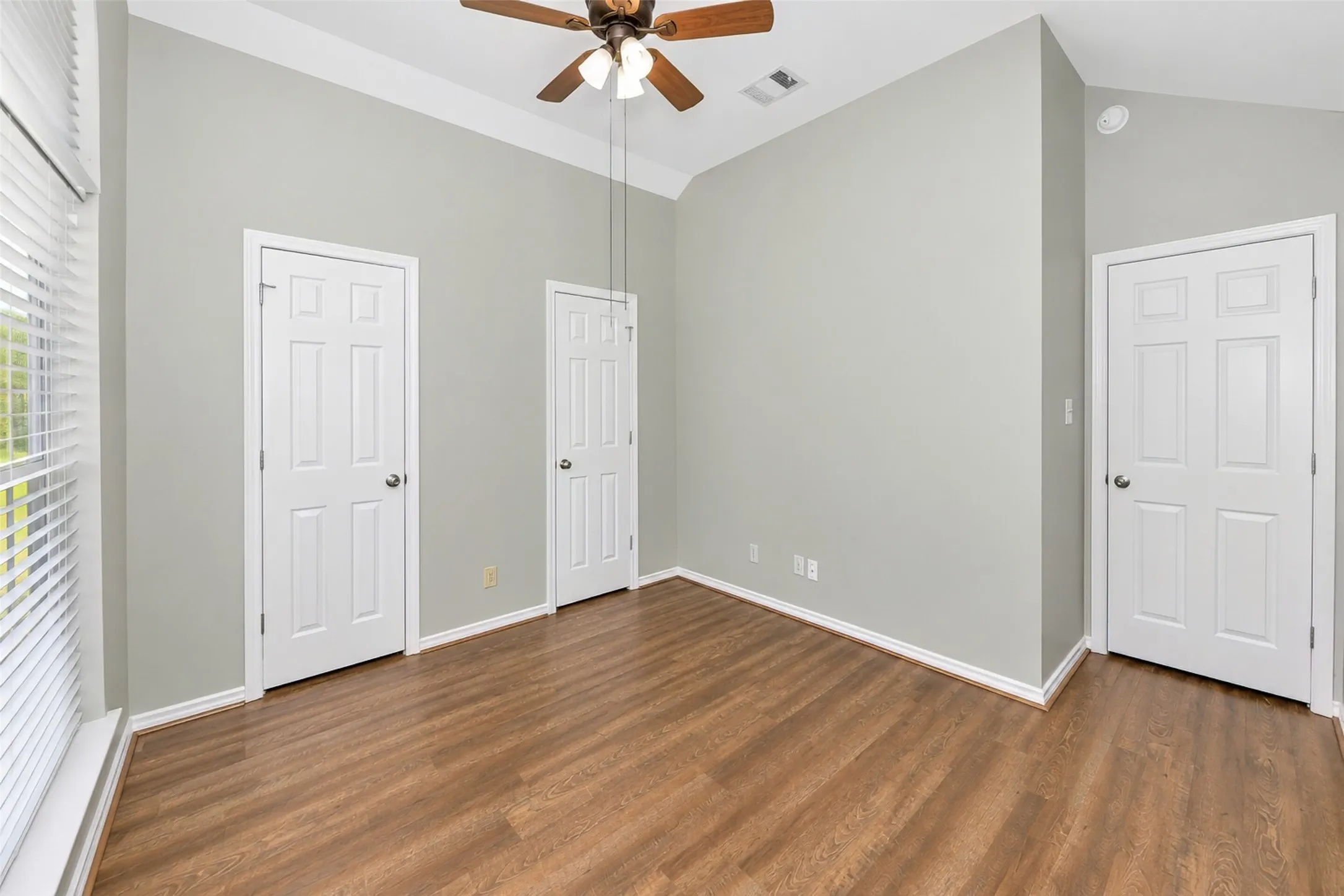 Single Family Residence For Sale in Tarrant County , 3121 Hazlewood Court, Bedford, Texas 76021, 3 Bedroom, 2 Bathroom, 2 Garage spaces, 1,836 Sqft, built in 1987, mls#21383731, Real Estate Agent in Bedford, Homes For Sale in Tarrant county, Homes For Sale in Bedford, Realtor in Bedford Texas, Real Estate Brokerage Independent Realty Texas, Luminita Cordes Realtor