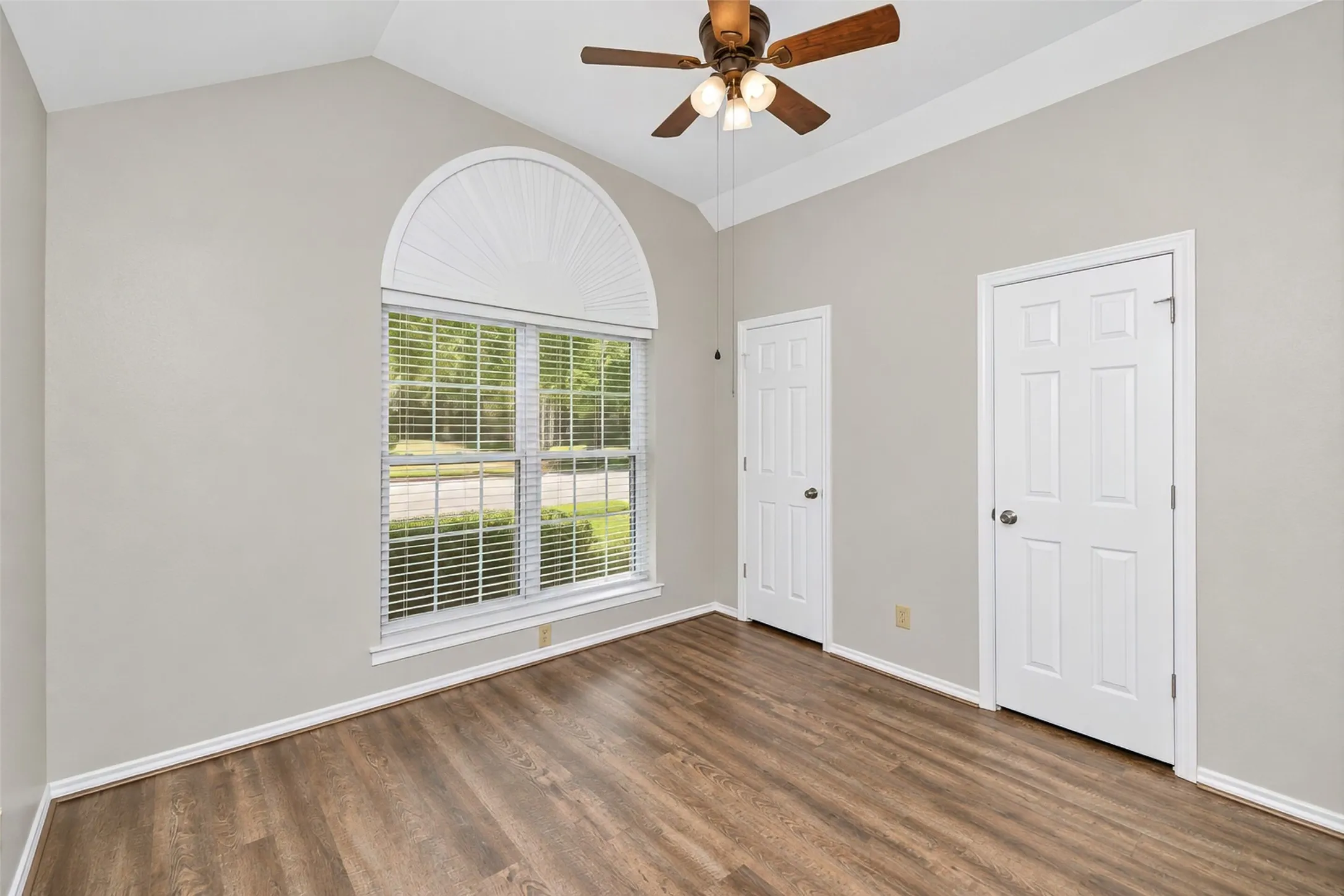 Single Family Residence For Sale in Tarrant County , 3121 Hazlewood Court, Bedford, Texas 76021, 3 Bedroom, 2 Bathroom, 2 Garage spaces, 1,836 Sqft, built in 1987, mls#21383731, Real Estate Agent in Bedford, Homes For Sale in Tarrant county, Homes For Sale in Bedford, Realtor in Bedford Texas, Real Estate Brokerage Independent Realty Texas, Luminita Cordes Realtor