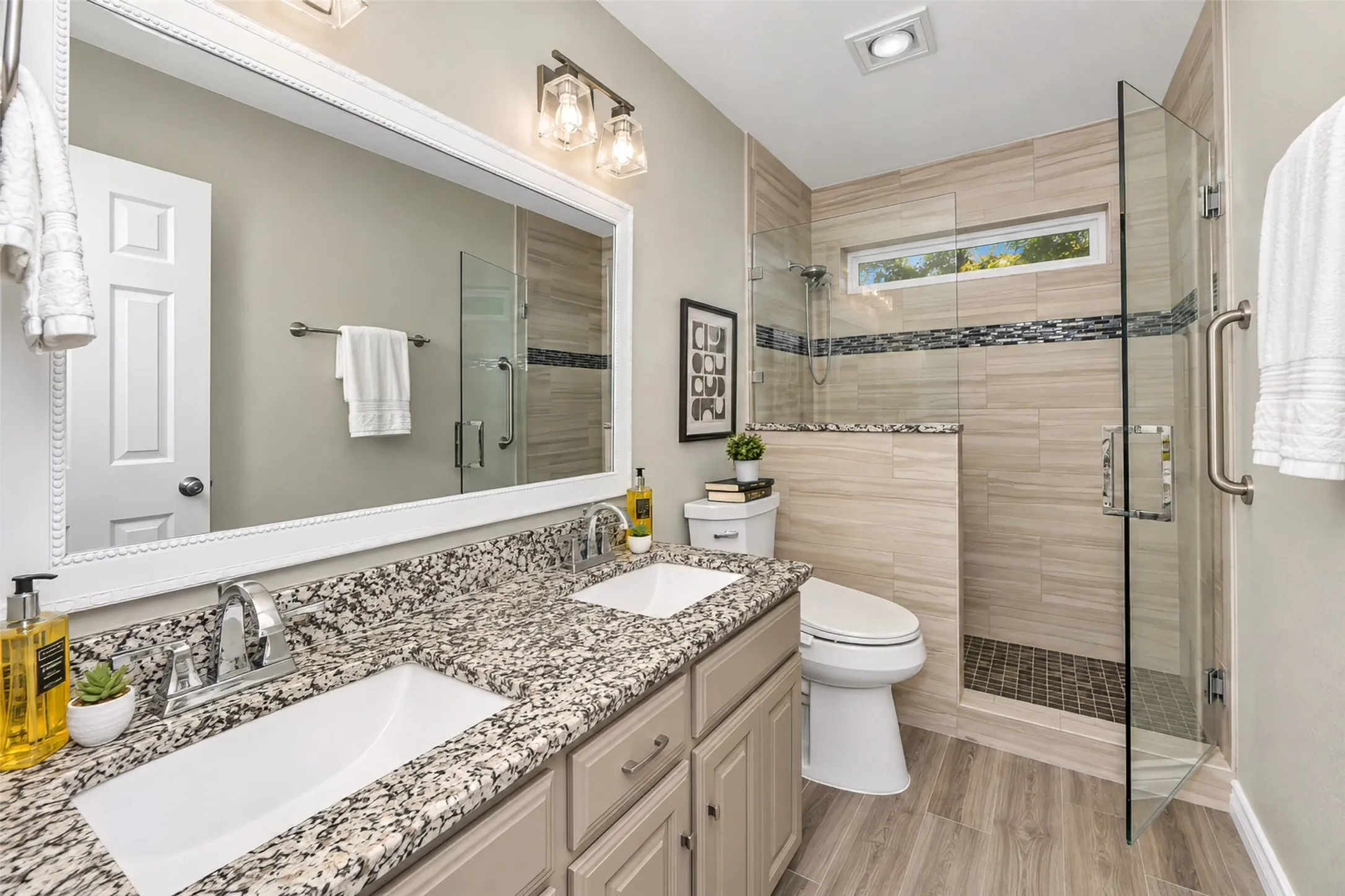Single Family Residence For Sale in Tarrant County , 3121 Hazlewood Court, Bedford, Texas 76021, 3 Bedroom, 2 Bathroom, 2 Garage spaces, 1,836 Sqft, built in 1987, mls#21383731, Real Estate Agent in Bedford, Homes For Sale in Tarrant county, Homes For Sale in Bedford, Realtor in Bedford Texas, Real Estate Brokerage Independent Realty Texas, Luminita Cordes Realtor