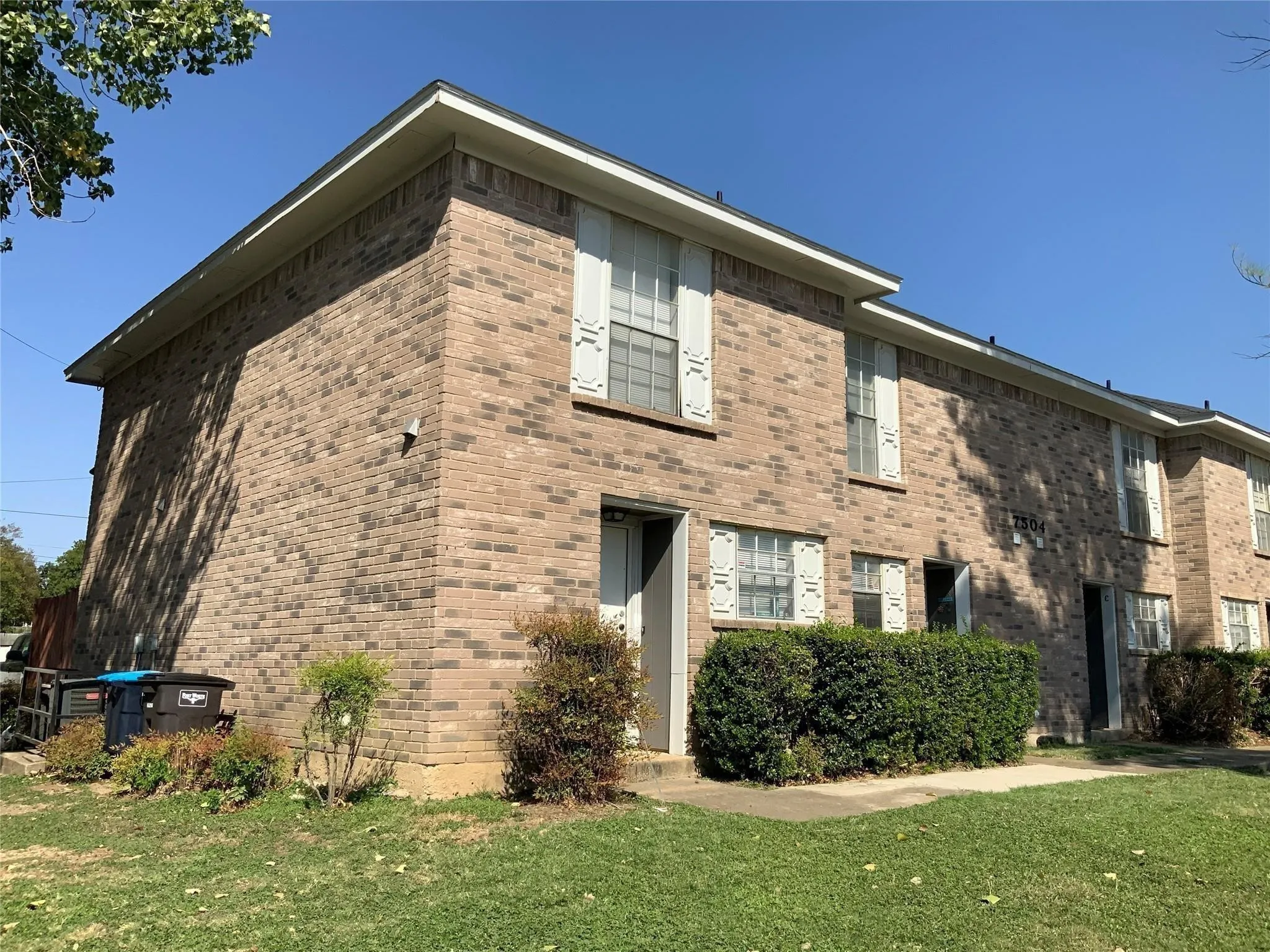 Townhouse For Rent in Tarrant County , 7504 Chapin Road B, Fort Worth, Texas 76116, 2 Bedroom, 2 Bathroom, Garage spaces, 1,075 Sqft, built in 1984, mls#21375734, Real Estate Agent in Fort Worth, Homes For Rent in Tarrant county, Homes For Rent in Fort Worth, Realtor in Fort Worth Texas, Real Estate Brokerage Independent Realty Texas, Luminita Cordes Realtor