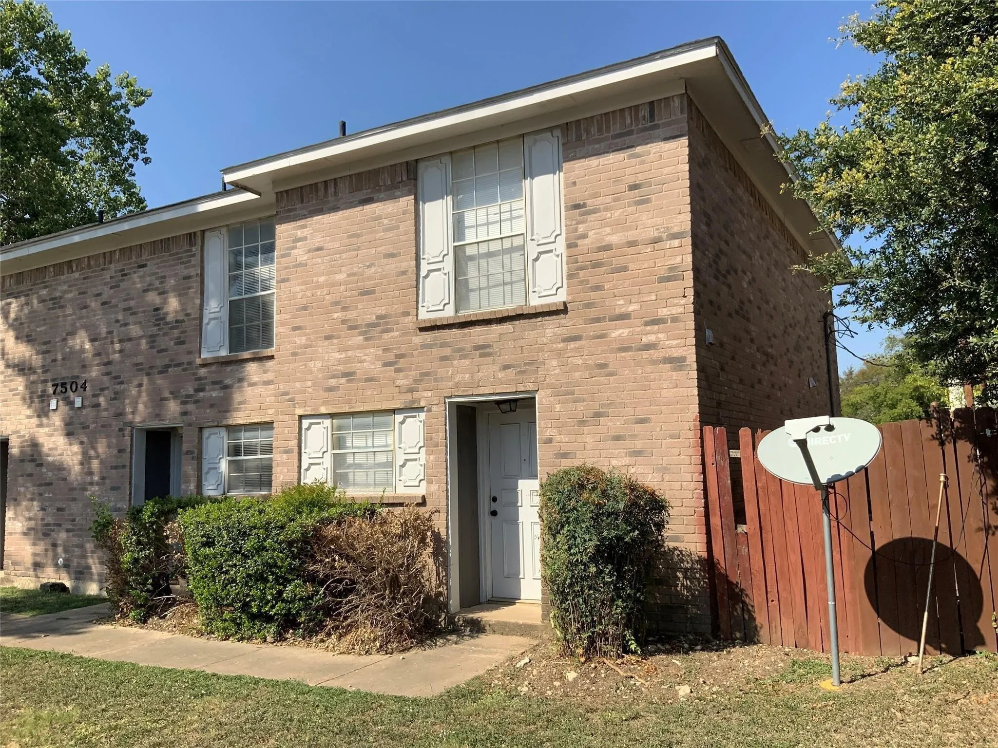 Townhouse For Rent in Tarrant County , 7504 Chapin Road B, Fort Worth, Texas 76116, 2 Bedroom, 2 Bathroom, Garage spaces, 1,075 Sqft, built in 1984, mls#21375734, Real Estate Agent in Fort Worth, Homes For Rent in Tarrant county, Homes For Rent in Fort Worth, Realtor in Fort Worth Texas, Real Estate Brokerage Independent Realty Texas, Luminita Cordes Realtor