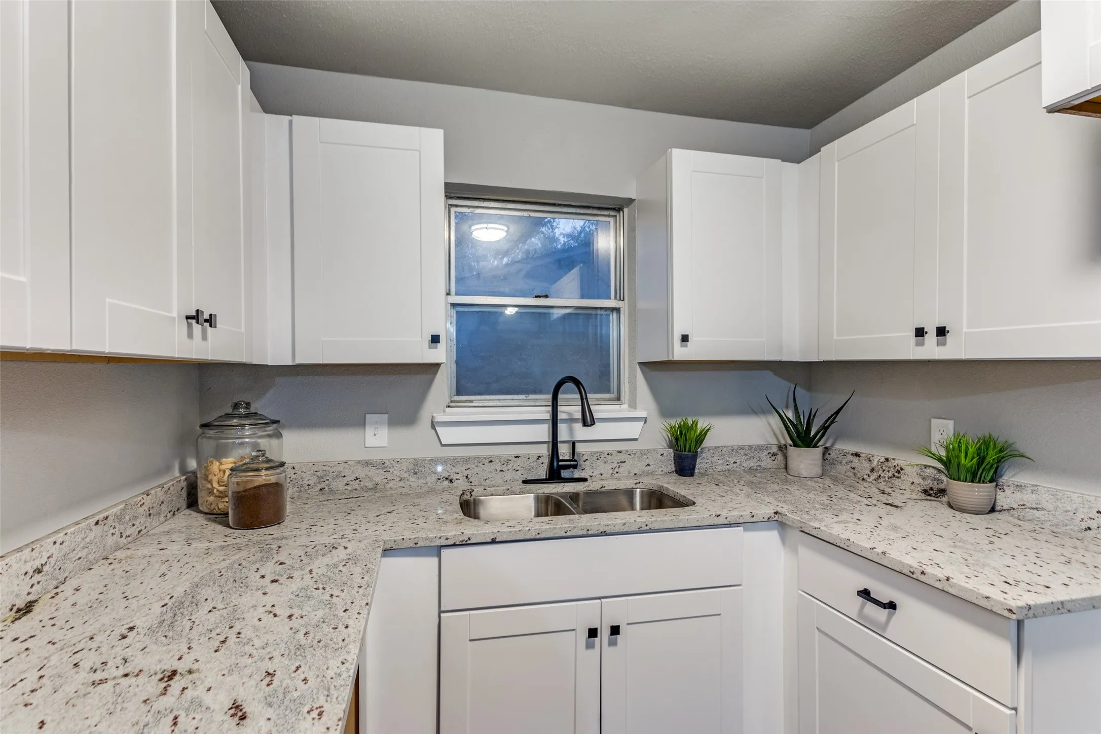 Single Family Residence For Sale in Tarrant County , 2801 Wren Avenue, Fort Worth, Texas 76133, 3 Bedroom, 2 Bathroom, 2 Garage spaces, 1,636 Sqft, built in 1963, mls#21384406, Real Estate Agent in Fort Worth, Homes For Sale in Tarrant county, Homes For Sale in Fort Worth, Realtor in Fort Worth Texas, Real Estate Brokerage Independent Realty Texas, Luminita Cordes Realtor