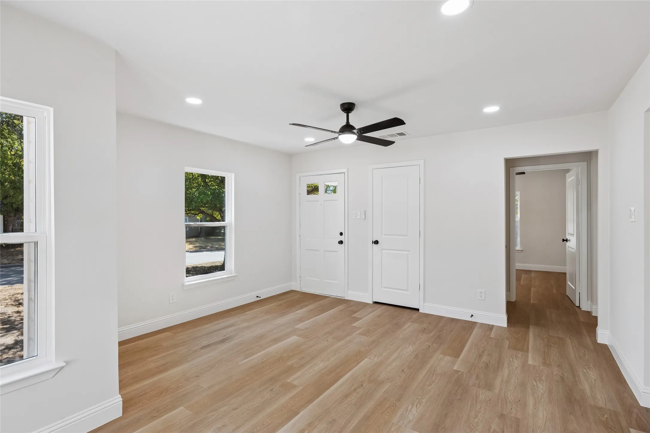 Single Family Residence For Sale in Tarrant County , 3616 Bonnie Drive, Fort Worth, Texas 76116, 2 Bedroom, 1 Bathroom, Garage spaces, 752 Sqft, built in 1952, mls#21383012, Real Estate Agent in Fort Worth, Homes For Sale in Tarrant county, Homes For Sale in Fort Worth, Realtor in Fort Worth Texas, Real Estate Brokerage Independent Realty Texas, Luminita Cordes Realtor