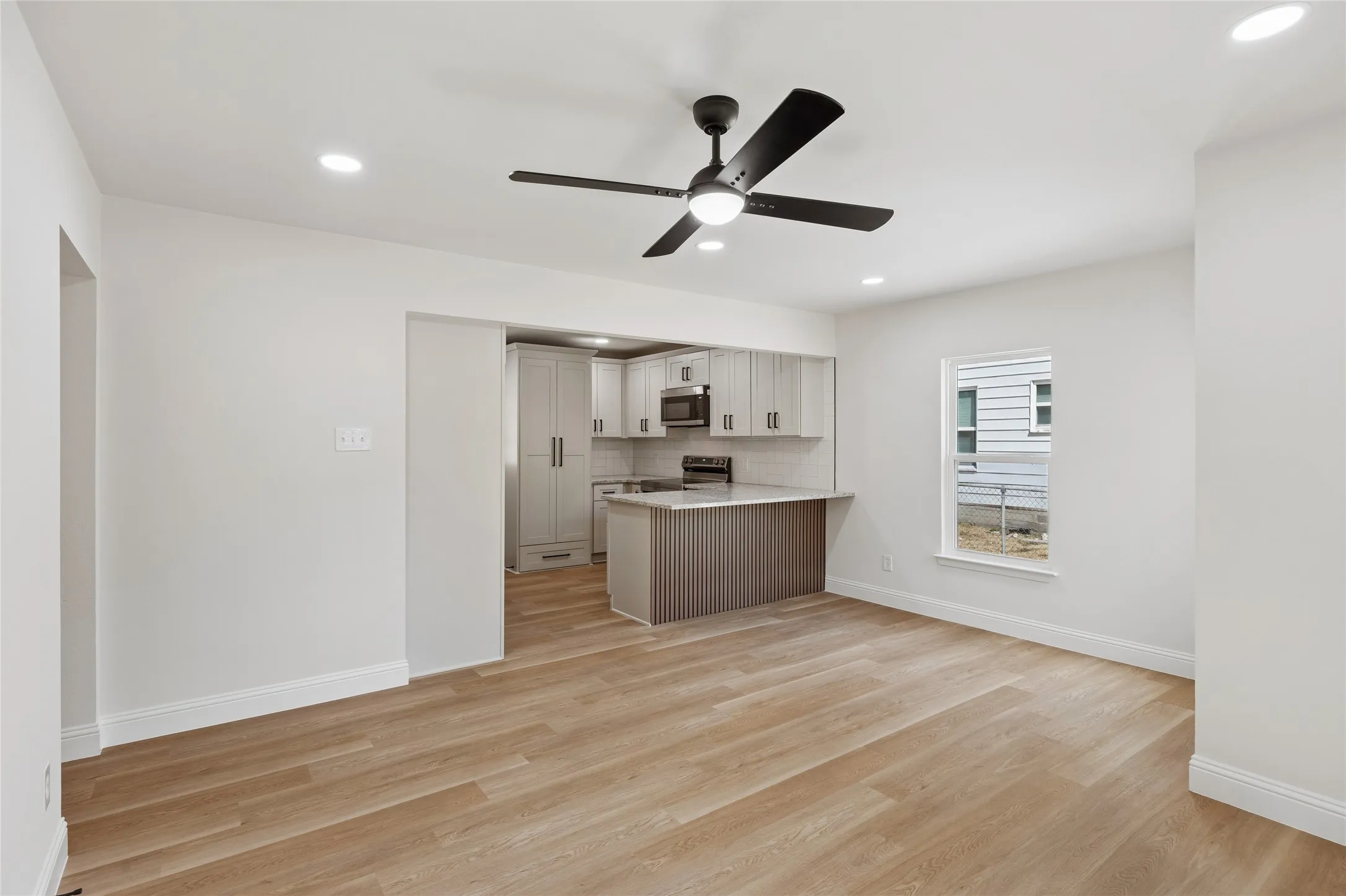 Single Family Residence For Sale in Tarrant County , 3616 Bonnie Drive, Fort Worth, Texas 76116, 2 Bedroom, 1 Bathroom, Garage spaces, 752 Sqft, built in 1952, mls#21383012, Real Estate Agent in Fort Worth, Homes For Sale in Tarrant county, Homes For Sale in Fort Worth, Realtor in Fort Worth Texas, Real Estate Brokerage Independent Realty Texas, Luminita Cordes Realtor
