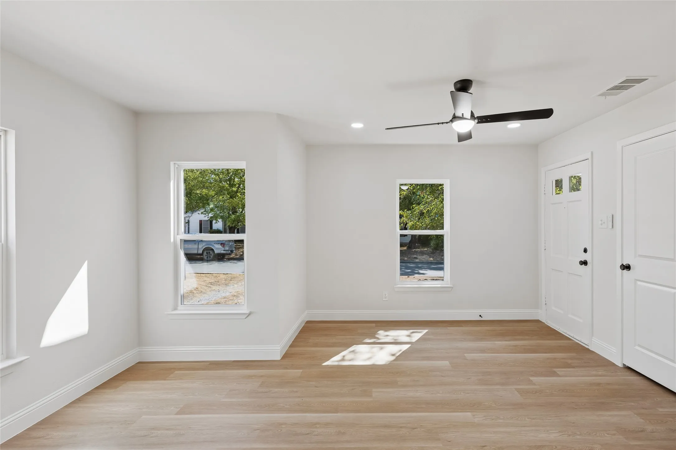 Single Family Residence For Sale in Tarrant County , 3616 Bonnie Drive, Fort Worth, Texas 76116, 2 Bedroom, 1 Bathroom, Garage spaces, 752 Sqft, built in 1952, mls#21383012, Real Estate Agent in Fort Worth, Homes For Sale in Tarrant county, Homes For Sale in Fort Worth, Realtor in Fort Worth Texas, Real Estate Brokerage Independent Realty Texas, Luminita Cordes Realtor
