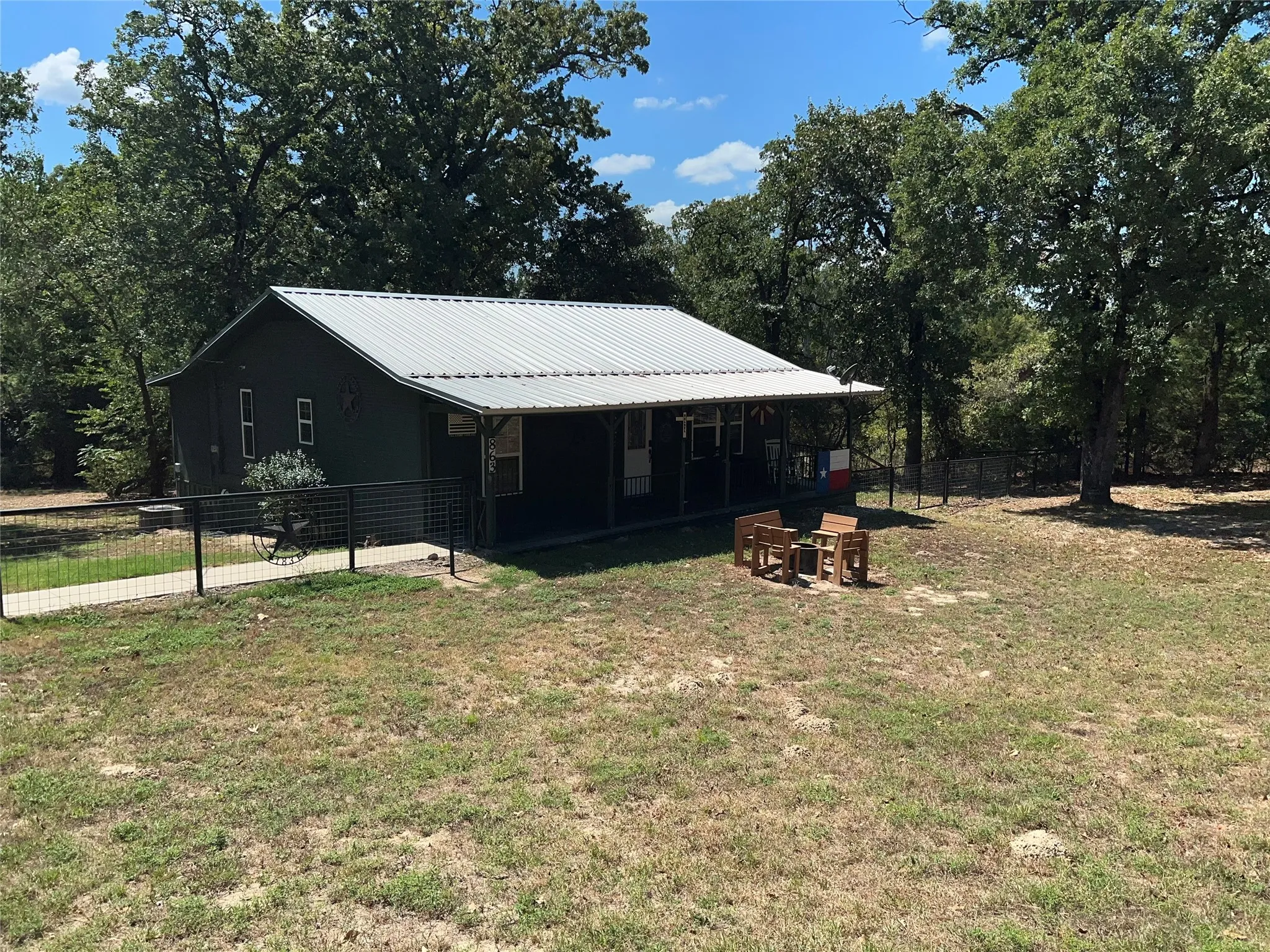 Single Family Residence For Sale in Van Zandt County , 863 Vz County Road 1213, Canton, Texas 75103, 2 Bedroom, 2 Bathroom, Garage spaces, 1,215 Sqft, built in 1959, mls#21382131, Real Estate Agent in Canton, Homes For Sale in Van Zandt county, Homes For Sale in Canton, Realtor in Canton Texas, Real Estate Brokerage Independent Realty Texas, Luminita Cordes Realtor