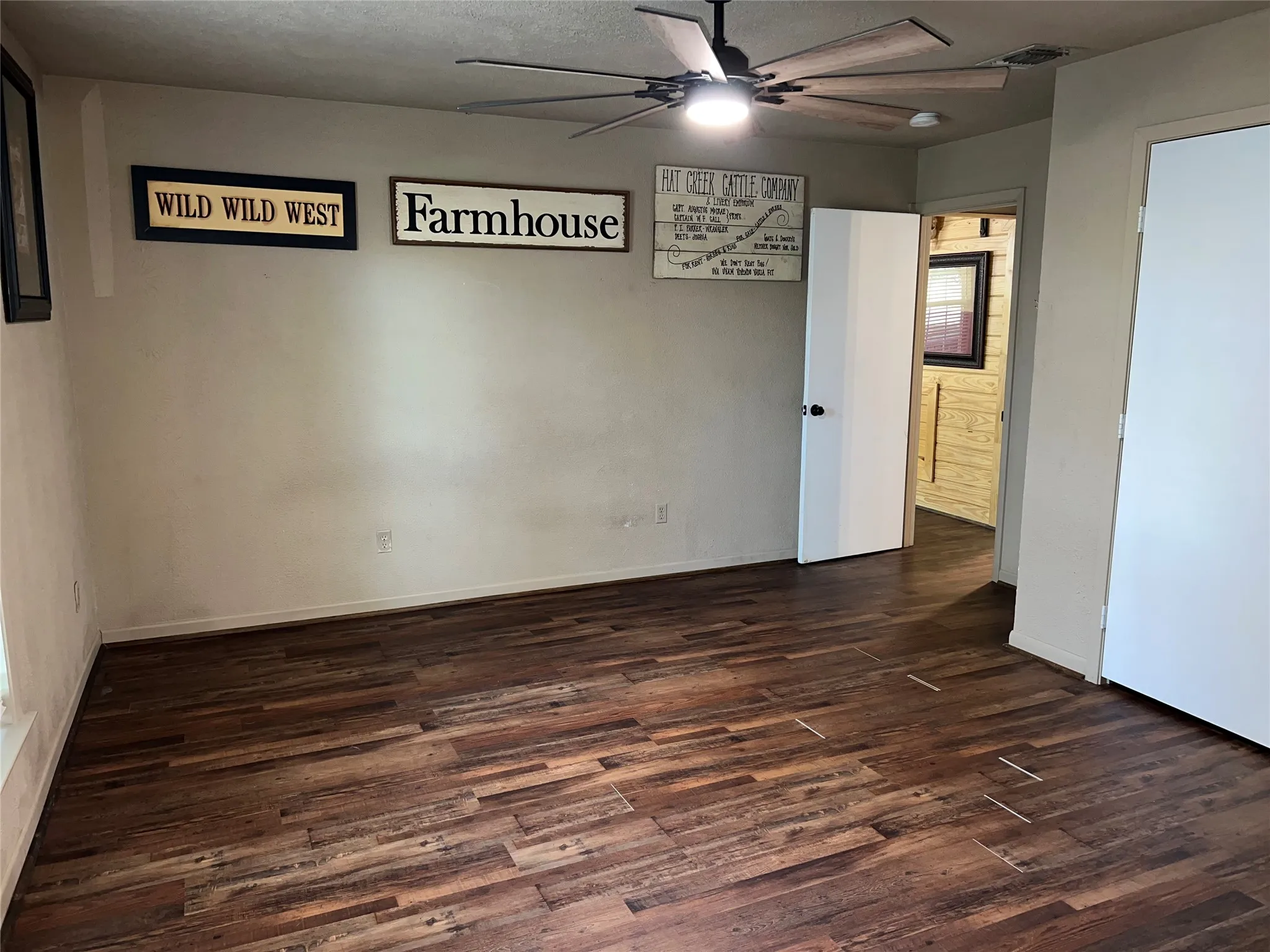 Single Family Residence For Sale in Van Zandt County , 863 Vz County Road 1213, Canton, Texas 75103, 2 Bedroom, 2 Bathroom, Garage spaces, 1,215 Sqft, built in 1959, mls#21382131, Real Estate Agent in Canton, Homes For Sale in Van Zandt county, Homes For Sale in Canton, Realtor in Canton Texas, Real Estate Brokerage Independent Realty Texas, Luminita Cordes Realtor