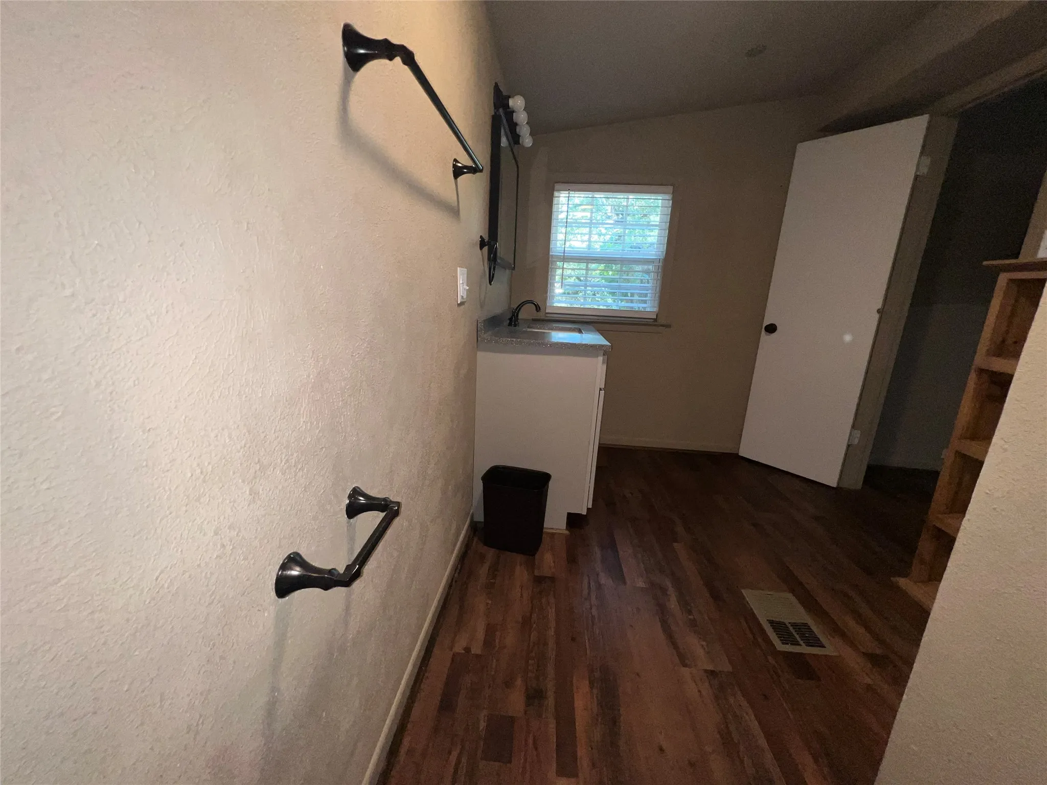 Single Family Residence For Sale in Van Zandt County , 863 Vz County Road 1213, Canton, Texas 75103, 2 Bedroom, 2 Bathroom, Garage spaces, 1,215 Sqft, built in 1959, mls#21382131, Real Estate Agent in Canton, Homes For Sale in Van Zandt county, Homes For Sale in Canton, Realtor in Canton Texas, Real Estate Brokerage Independent Realty Texas, Luminita Cordes Realtor