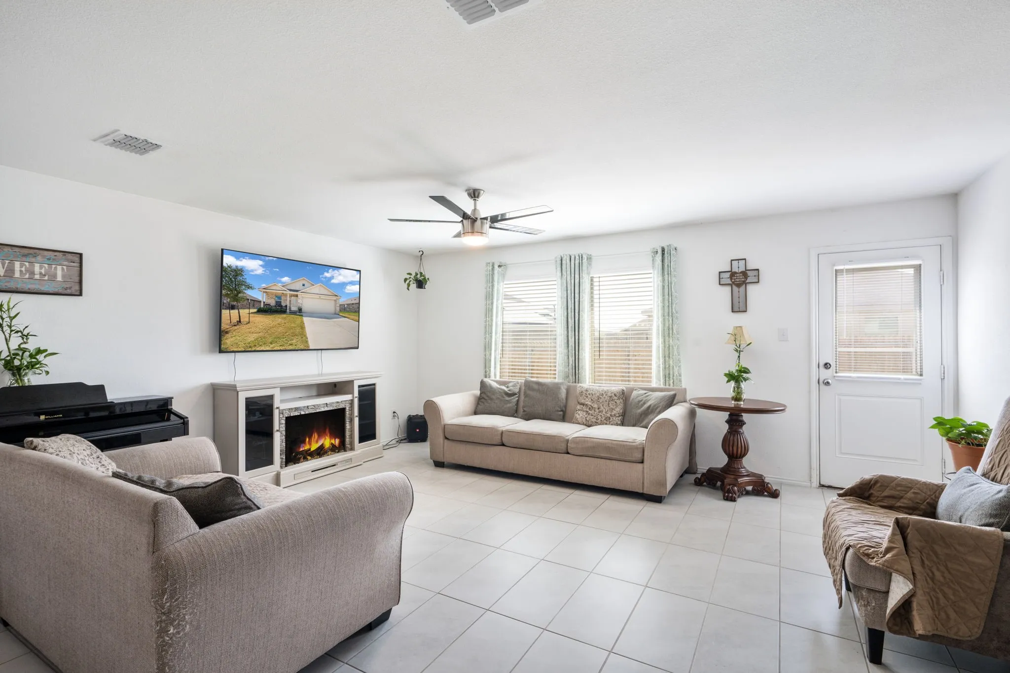 Single Family Residence For Rent in Dallas County , 1636 Bluff View Drive, Hutchins, Texas 75141, 4 Bedroom, 2 Bathroom, 2 Garage spaces, 1,712 Sqft, built in 2023, mls#21381702, Real Estate Agent in Hutchins, Homes For Rent in Dallas county, Homes For Rent in Hutchins, Realtor in Hutchins Texas, Real Estate Brokerage Independent Realty Texas, Luminita Cordes Realtor