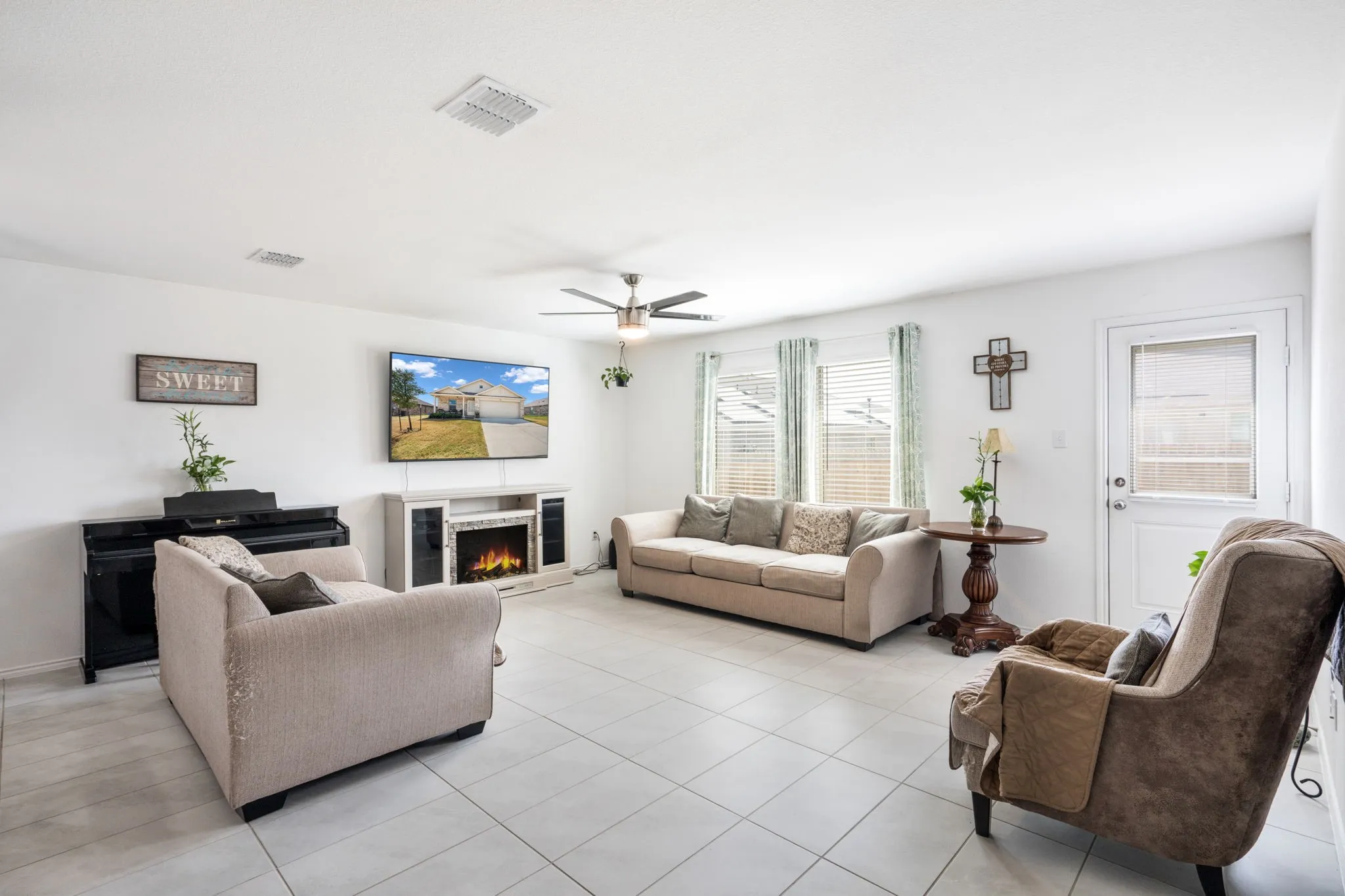 Single Family Residence For Rent in Dallas County , 1636 Bluff View Drive, Hutchins, Texas 75141, 4 Bedroom, 2 Bathroom, 2 Garage spaces, 1,712 Sqft, built in 2023, mls#21381702, Real Estate Agent in Hutchins, Homes For Rent in Dallas county, Homes For Rent in Hutchins, Realtor in Hutchins Texas, Real Estate Brokerage Independent Realty Texas, Luminita Cordes Realtor