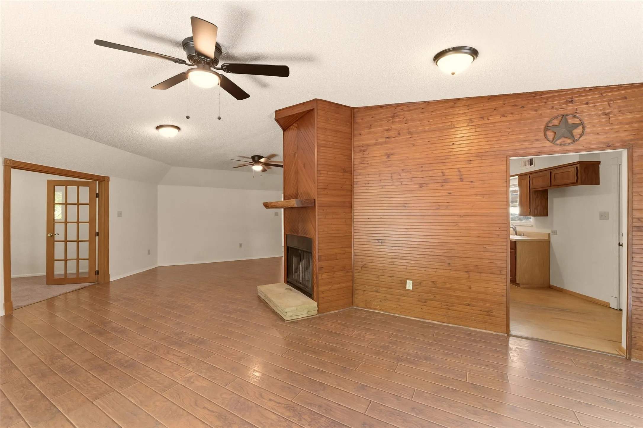 Single Family Residence For Sale in Parker County , 1001 Green Tree Drive, Weatherford, Texas 76087, 3 Bedroom, 2 Bathroom, Garage spaces, 2,311 Sqft, built in 1986, mls#21384270, Real Estate Agent in Weatherford, Homes For Sale in Parker county, Homes For Sale in Weatherford, Realtor in Weatherford Texas, Real Estate Brokerage Independent Realty Texas, Luminita Cordes Realtor