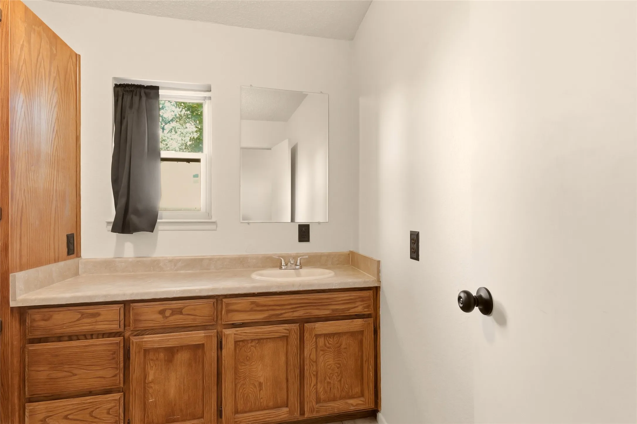 Single Family Residence For Sale in Parker County , 1001 Green Tree Drive, Weatherford, Texas 76087, 3 Bedroom, 2 Bathroom, Garage spaces, 2,311 Sqft, built in 1986, mls#21384270, Real Estate Agent in Weatherford, Homes For Sale in Parker county, Homes For Sale in Weatherford, Realtor in Weatherford Texas, Real Estate Brokerage Independent Realty Texas, Luminita Cordes Realtor