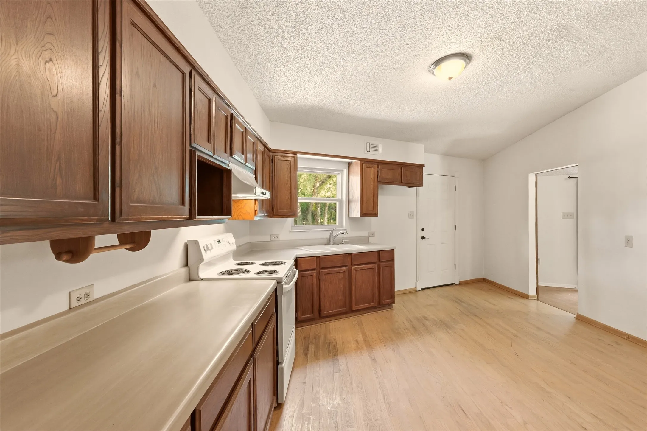 Single Family Residence For Sale in Parker County , 1001 Green Tree Drive, Weatherford, Texas 76087, 3 Bedroom, 2 Bathroom, Garage spaces, 2,311 Sqft, built in 1986, mls#21384270, Real Estate Agent in Weatherford, Homes For Sale in Parker county, Homes For Sale in Weatherford, Realtor in Weatherford Texas, Real Estate Brokerage Independent Realty Texas, Luminita Cordes Realtor