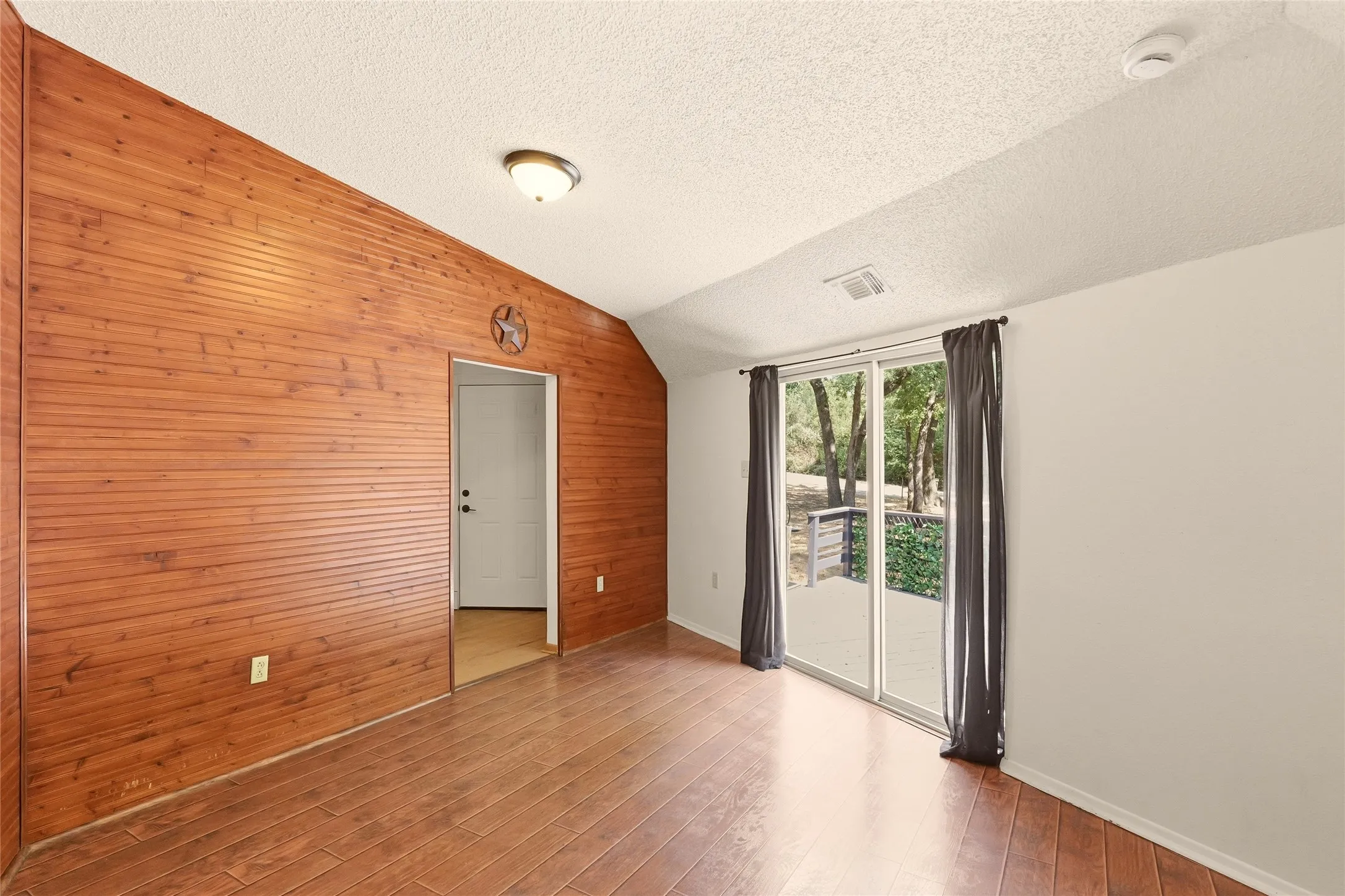 Single Family Residence For Sale in Parker County , 1001 Green Tree Drive, Weatherford, Texas 76087, 3 Bedroom, 2 Bathroom, Garage spaces, 2,311 Sqft, built in 1986, mls#21384270, Real Estate Agent in Weatherford, Homes For Sale in Parker county, Homes For Sale in Weatherford, Realtor in Weatherford Texas, Real Estate Brokerage Independent Realty Texas, Luminita Cordes Realtor