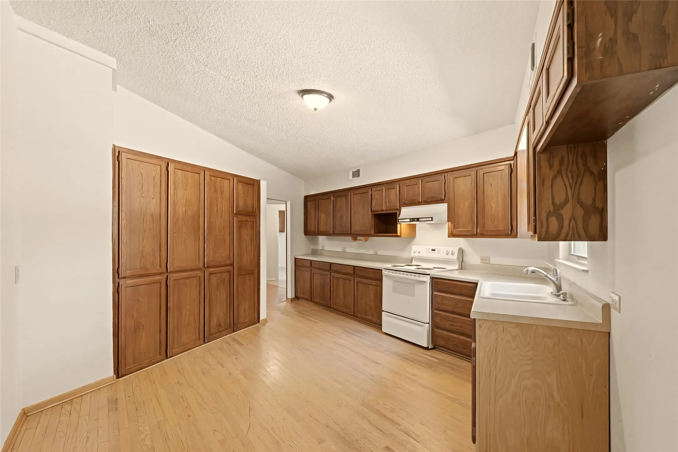Single Family Residence For Sale in Parker County , 1001 Green Tree Drive, Weatherford, Texas 76087, 3 Bedroom, 2 Bathroom, Garage spaces, 2,311 Sqft, built in 1986, mls#21384270, Real Estate Agent in Weatherford, Homes For Sale in Parker county, Homes For Sale in Weatherford, Realtor in Weatherford Texas, Real Estate Brokerage Independent Realty Texas, Luminita Cordes Realtor