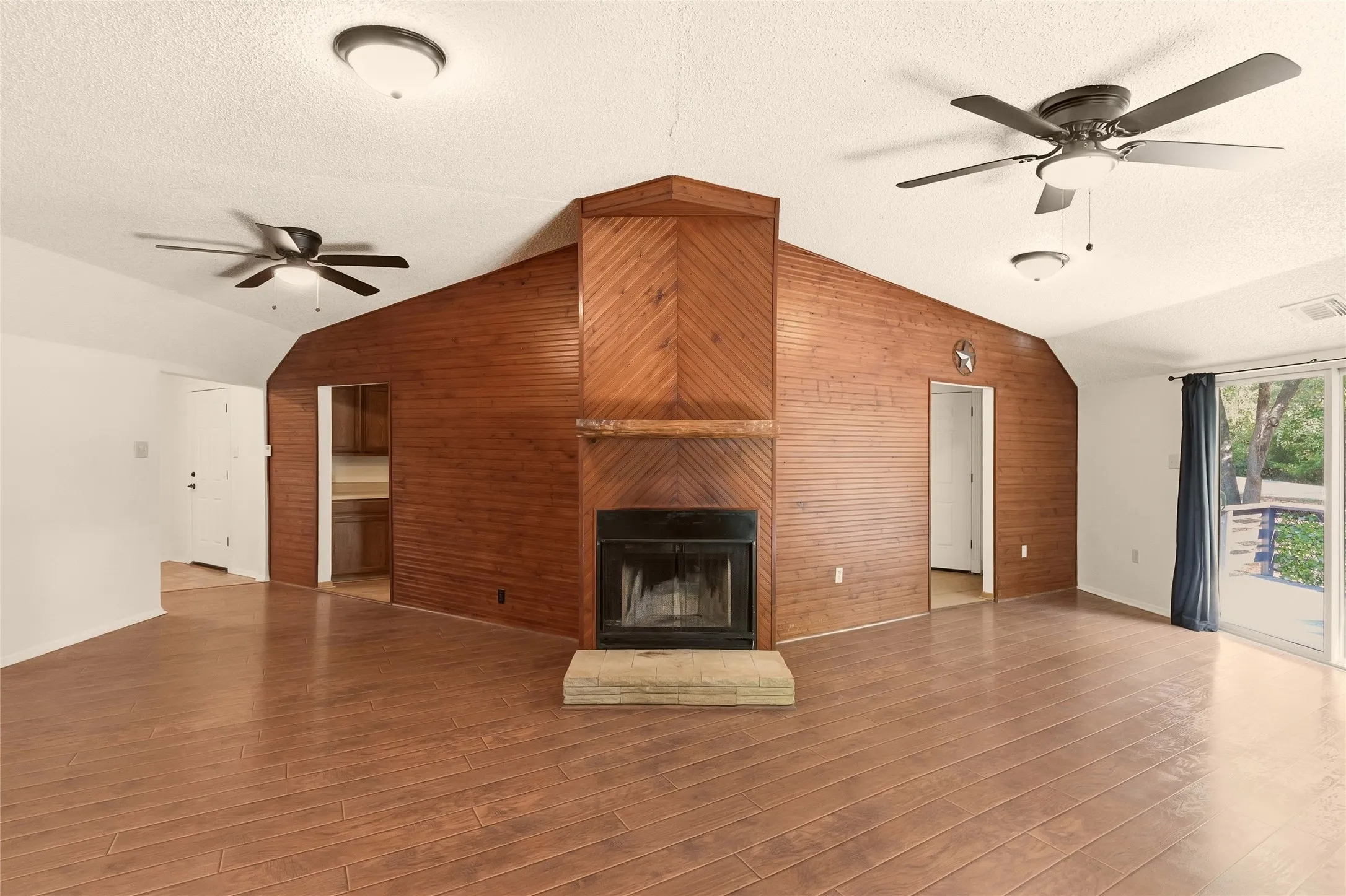 Single Family Residence For Sale in Parker County , 1001 Green Tree Drive, Weatherford, Texas 76087, 3 Bedroom, 2 Bathroom, Garage spaces, 2,311 Sqft, built in 1986, mls#21384270, Real Estate Agent in Weatherford, Homes For Sale in Parker county, Homes For Sale in Weatherford, Realtor in Weatherford Texas, Real Estate Brokerage Independent Realty Texas, Luminita Cordes Realtor