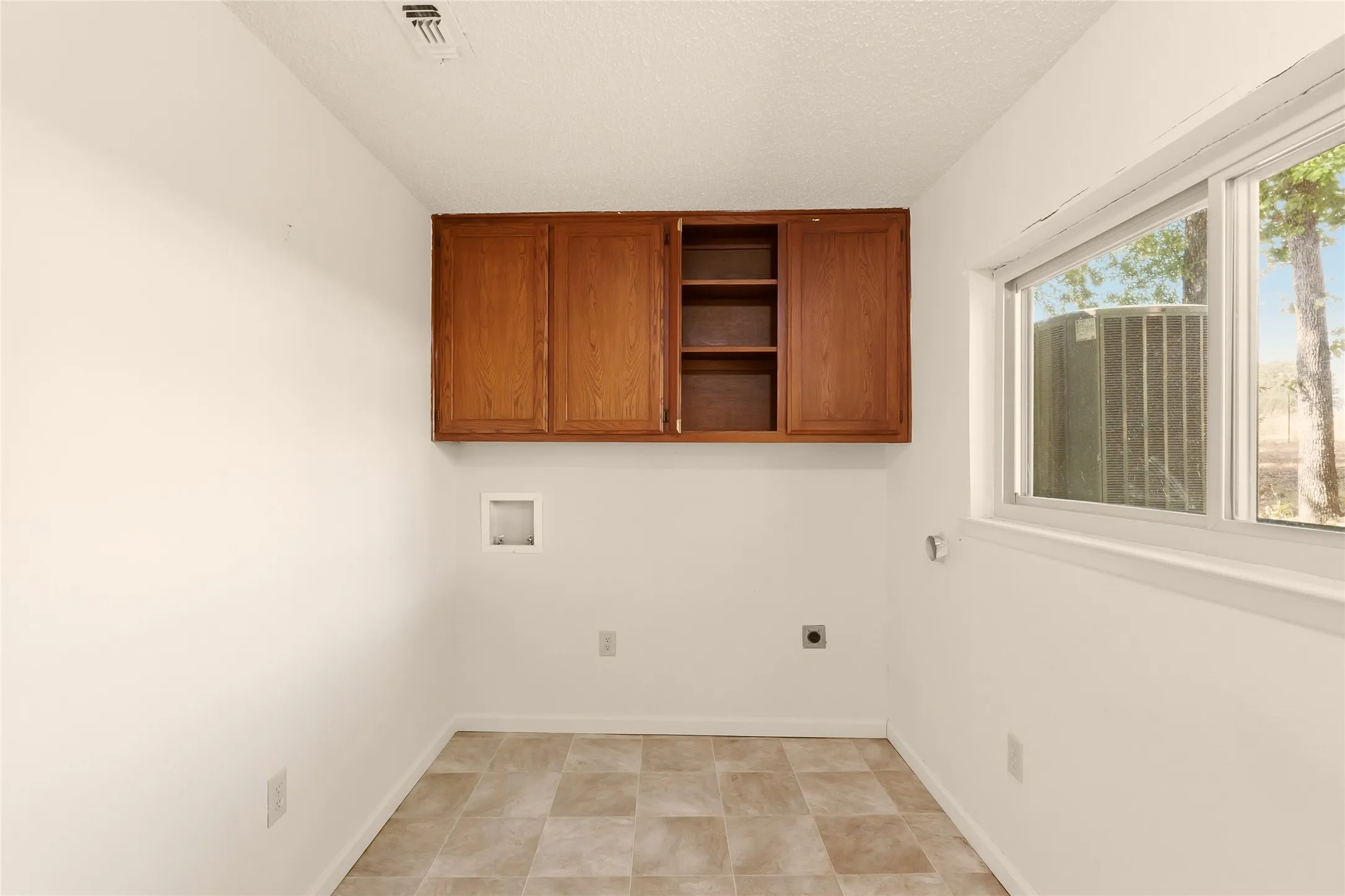 Single Family Residence For Sale in Parker County , 1001 Green Tree Drive, Weatherford, Texas 76087, 3 Bedroom, 2 Bathroom, Garage spaces, 2,311 Sqft, built in 1986, mls#21384270, Real Estate Agent in Weatherford, Homes For Sale in Parker county, Homes For Sale in Weatherford, Realtor in Weatherford Texas, Real Estate Brokerage Independent Realty Texas, Luminita Cordes Realtor