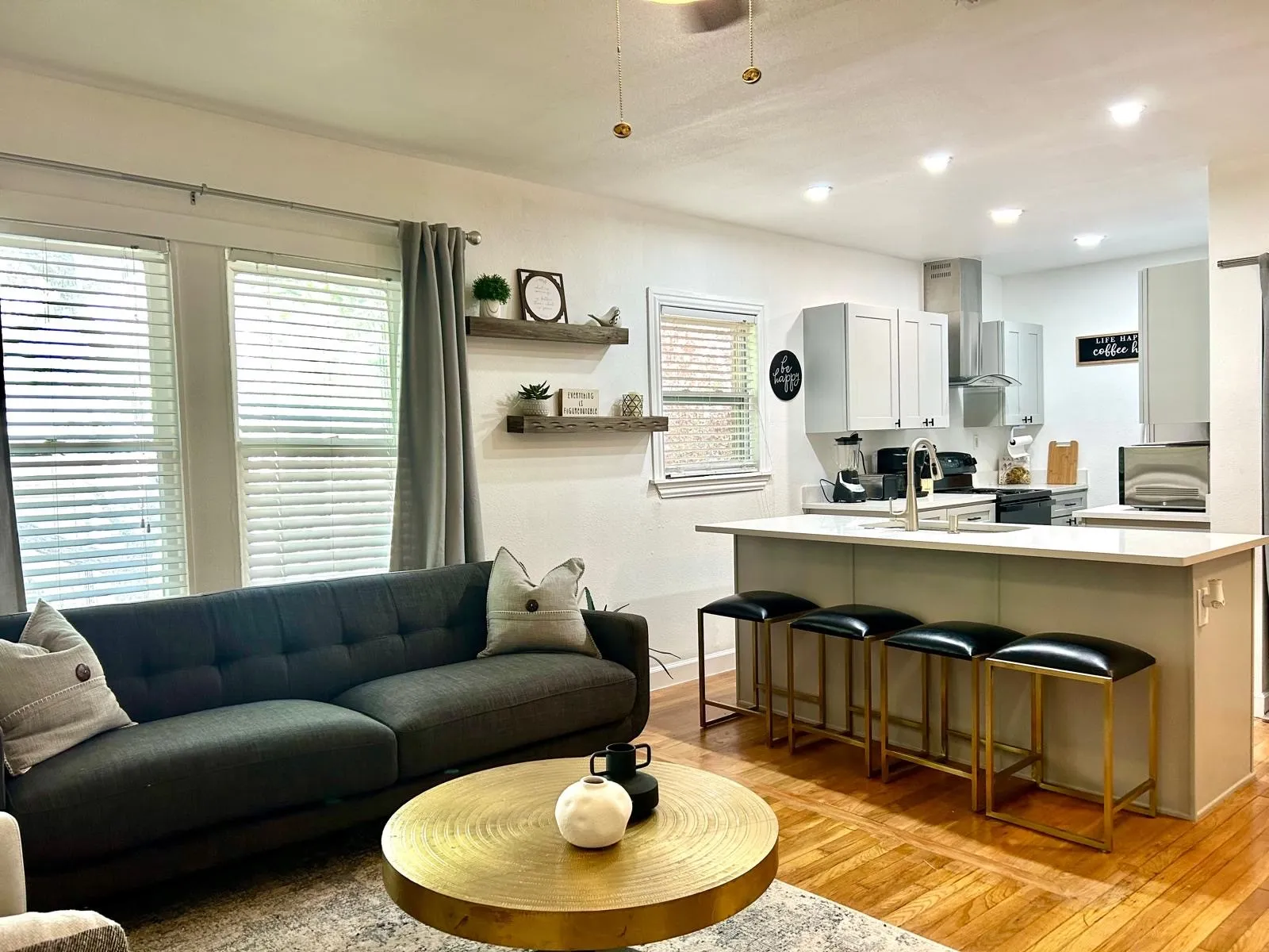 Apartment For Rent in Dallas County , 3927 Cole Avenue H, Dallas, Texas 75204, 2 Bedroom, 2 Bathroom, Garage spaces, 1,368 Sqft, built in 1930, mls#21384397, Real Estate Agent in Dallas, Homes For Rent in Dallas county, Homes For Rent in Dallas, Realtor in Dallas Texas, Real Estate Brokerage Independent Realty Texas, Luminita Cordes Realtor