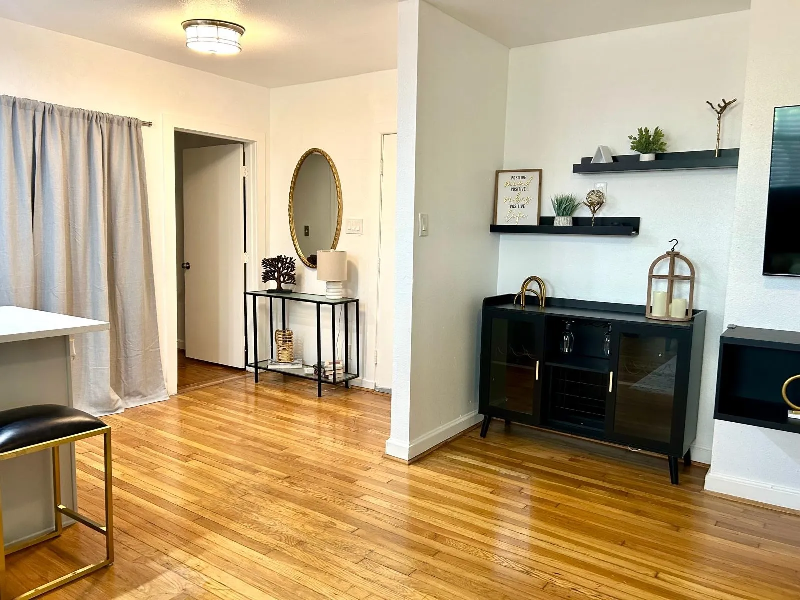 Apartment For Rent in Dallas County , 3927 Cole Avenue H, Dallas, Texas 75204, 2 Bedroom, 2 Bathroom, Garage spaces, 1,368 Sqft, built in 1930, mls#21384397, Real Estate Agent in Dallas, Homes For Rent in Dallas county, Homes For Rent in Dallas, Realtor in Dallas Texas, Real Estate Brokerage Independent Realty Texas, Luminita Cordes Realtor
