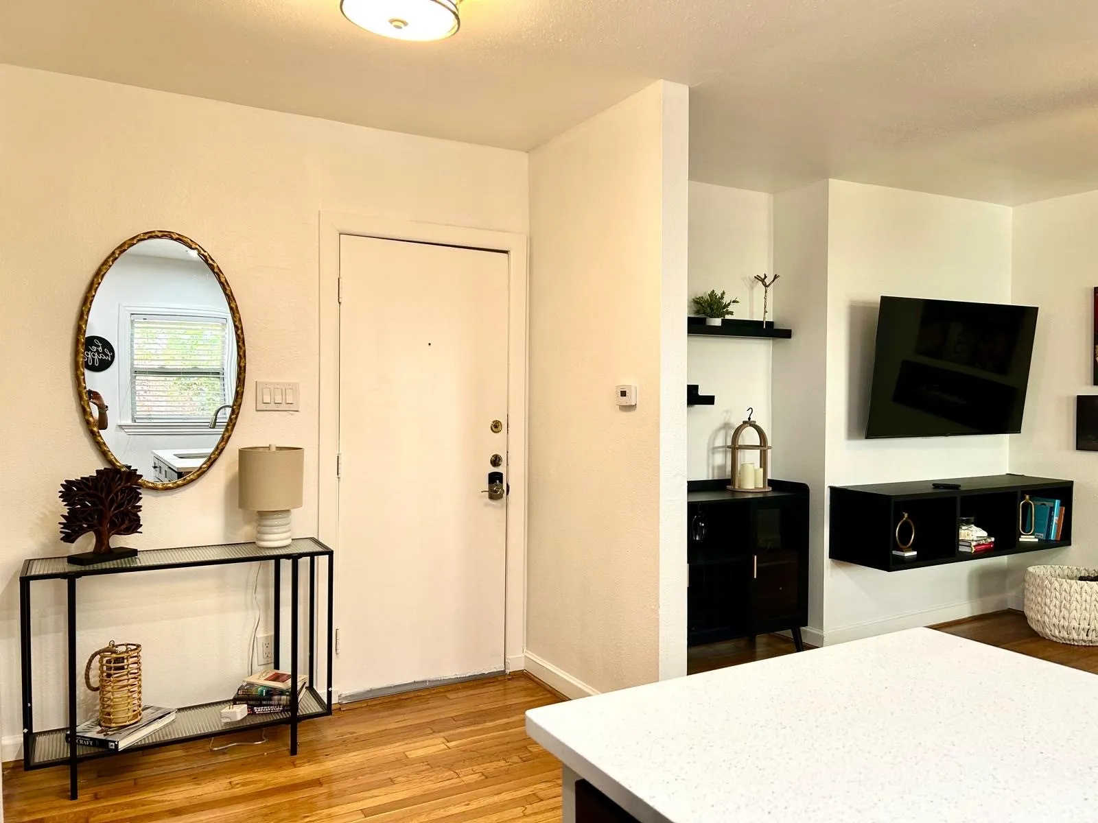 Apartment For Rent in Dallas County , 3927 Cole Avenue H, Dallas, Texas 75204, 2 Bedroom, 2 Bathroom, Garage spaces, 1,368 Sqft, built in 1930, mls#21384397, Real Estate Agent in Dallas, Homes For Rent in Dallas county, Homes For Rent in Dallas, Realtor in Dallas Texas, Real Estate Brokerage Independent Realty Texas, Luminita Cordes Realtor
