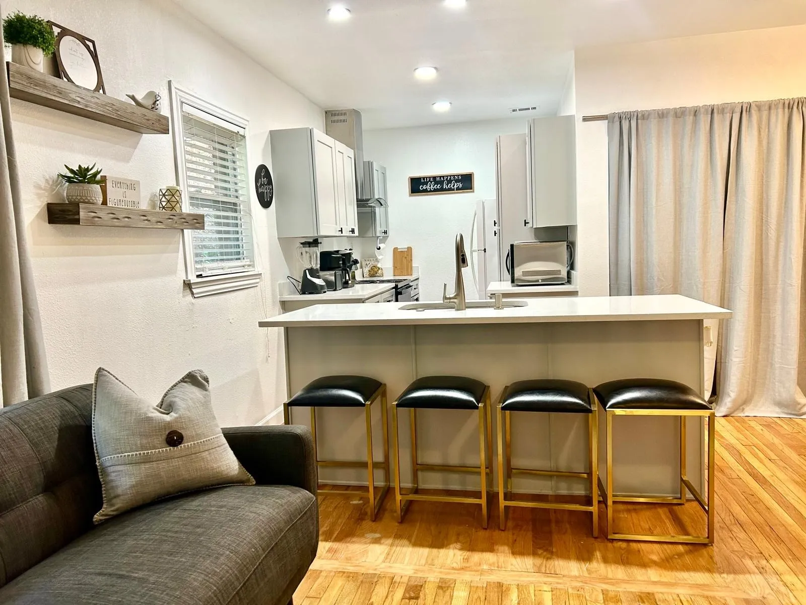 Apartment For Rent in Dallas County , 3927 Cole Avenue H, Dallas, Texas 75204, 2 Bedroom, 2 Bathroom, Garage spaces, 1,368 Sqft, built in 1930, mls#21384397, Real Estate Agent in Dallas, Homes For Rent in Dallas county, Homes For Rent in Dallas, Realtor in Dallas Texas, Real Estate Brokerage Independent Realty Texas, Luminita Cordes Realtor