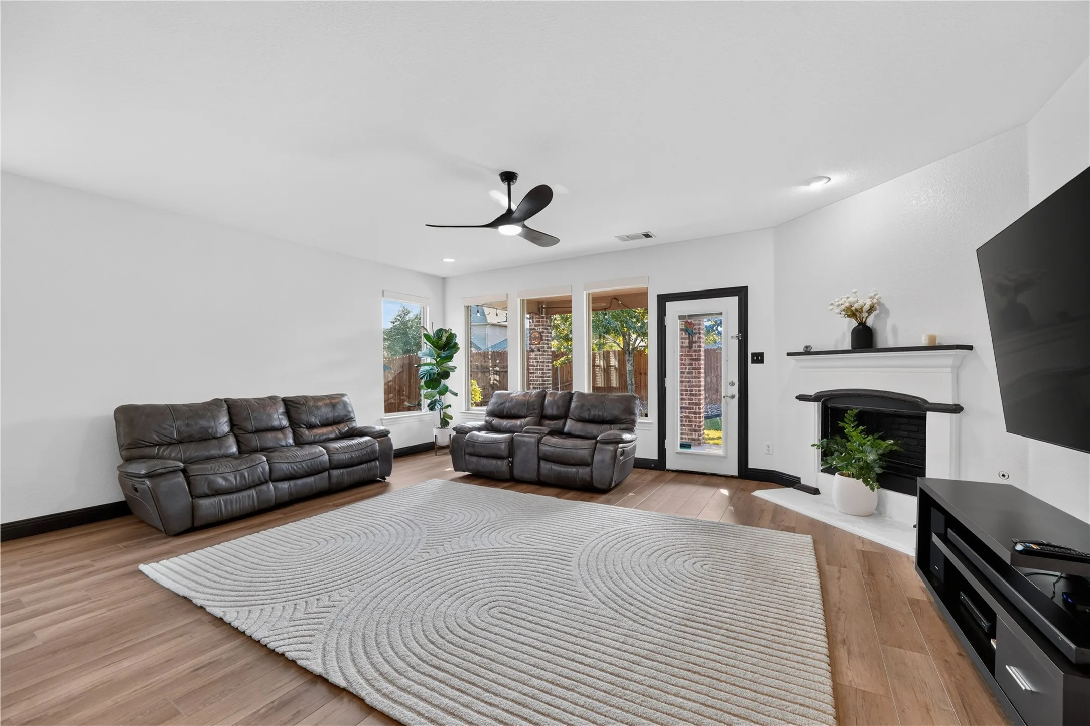 Single Family Residence For Sale in Denton County , 4000 Fordham Street, Frisco, Texas 75036, 4 Bedroom, 4 Bathroom, 2 Garage spaces, 2,727 Sqft, built in 2014, mls#21381963, Real Estate Agent in Frisco, Homes For Sale in Denton county, Homes For Sale in Frisco, Realtor in Frisco Texas, Real Estate Brokerage Independent Realty Texas, Luminita Cordes Realtor