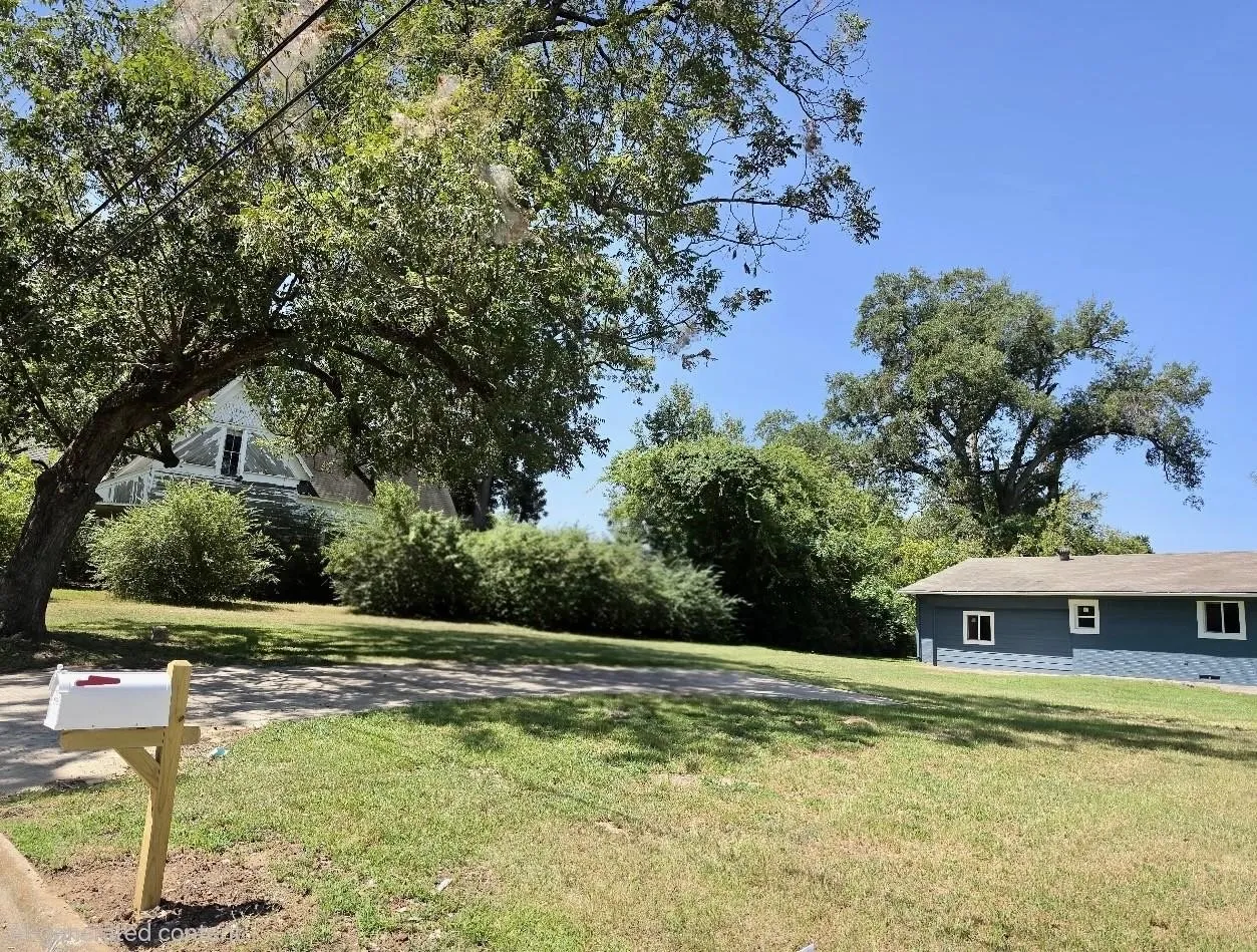 Single Family Residence For Rent in Franklin (TX) County , 208 Miller Street, Mount Vernon, Texas 75457, 3 Bedroom, 2 Bathroom, Garage spaces, 1,920 Sqft, built in 1960, mls#21383850, Real Estate Agent in Mount Vernon, Homes For Rent in Franklin (TX) county, Homes For Rent in Mount Vernon, Realtor in Mount Vernon Texas, Real Estate Brokerage Independent Realty Texas, Luminita Cordes Realtor