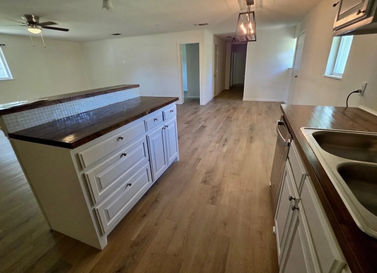 Single Family Residence For Rent in Franklin (TX) County , 208 Miller Street, Mount Vernon, Texas 75457, 3 Bedroom, 2 Bathroom, Garage spaces, 1,920 Sqft, built in 1960, mls#21383850, Real Estate Agent in Mount Vernon, Homes For Rent in Franklin (TX) county, Homes For Rent in Mount Vernon, Realtor in Mount Vernon Texas, Real Estate Brokerage Independent Realty Texas, Luminita Cordes Realtor