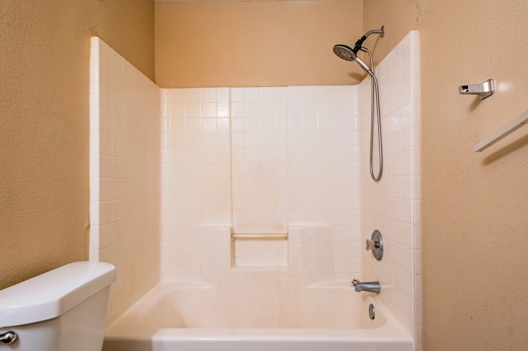 Single Family Residence For Sale in Tarrant County , 13249 Elmhurst Drive, Fort Worth, Texas 76244, 4 Bedroom, 3 Bathroom, 2 Garage spaces, 1,973 Sqft, built in 2002, mls#21384387, Real Estate Agent in Fort Worth, Homes For Sale in Tarrant county, Homes For Sale in Fort Worth, Realtor in Fort Worth Texas, Real Estate Brokerage Independent Realty Texas, Luminita Cordes Realtor
