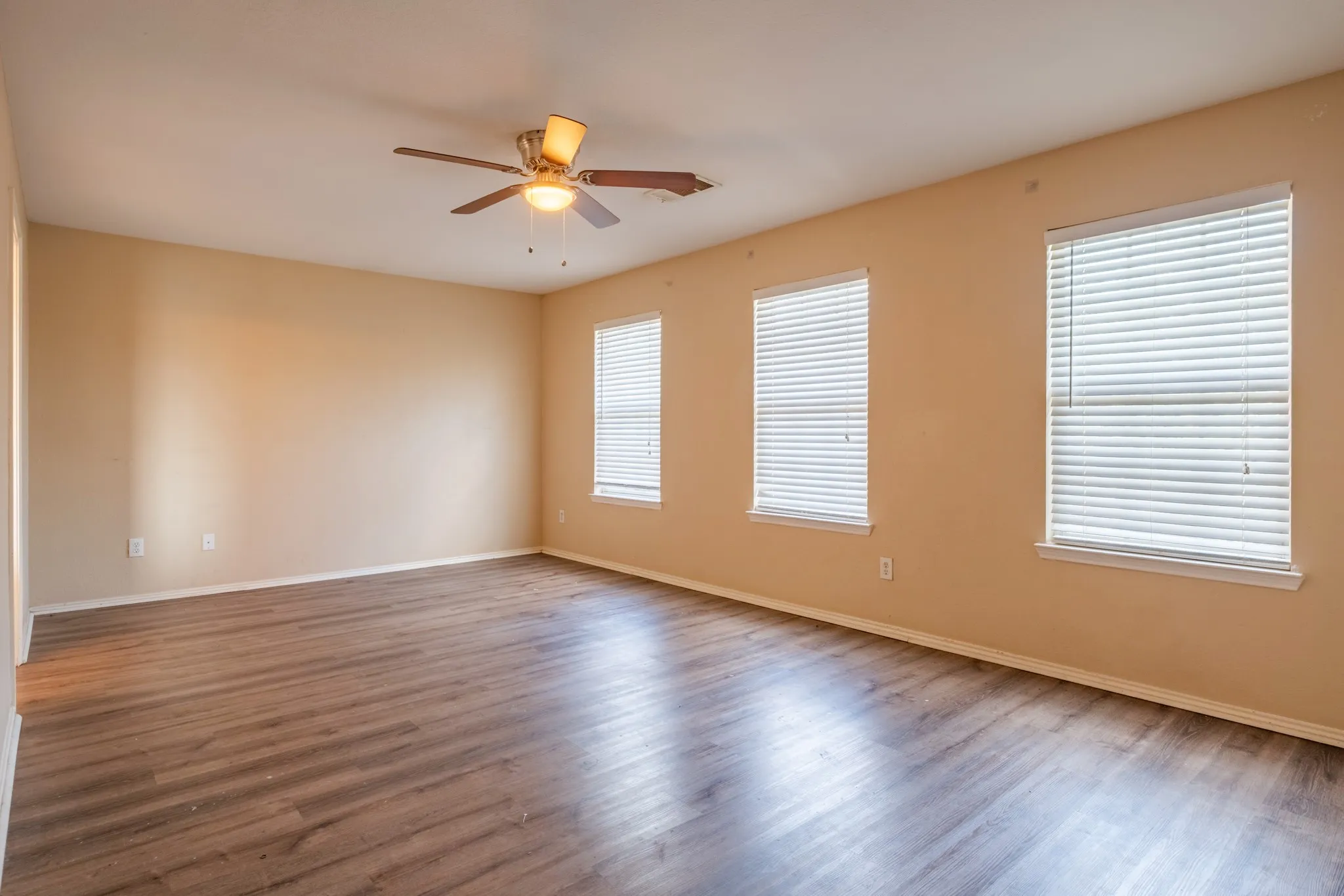 Single Family Residence For Sale in Tarrant County , 13249 Elmhurst Drive, Fort Worth, Texas 76244, 4 Bedroom, 3 Bathroom, 2 Garage spaces, 1,973 Sqft, built in 2002, mls#21384387, Real Estate Agent in Fort Worth, Homes For Sale in Tarrant county, Homes For Sale in Fort Worth, Realtor in Fort Worth Texas, Real Estate Brokerage Independent Realty Texas, Luminita Cordes Realtor