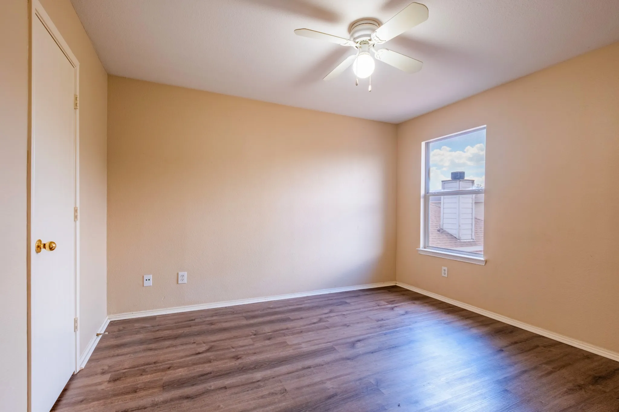 Single Family Residence For Sale in Tarrant County , 13249 Elmhurst Drive, Fort Worth, Texas 76244, 4 Bedroom, 3 Bathroom, 2 Garage spaces, 1,973 Sqft, built in 2002, mls#21384387, Real Estate Agent in Fort Worth, Homes For Sale in Tarrant county, Homes For Sale in Fort Worth, Realtor in Fort Worth Texas, Real Estate Brokerage Independent Realty Texas, Luminita Cordes Realtor