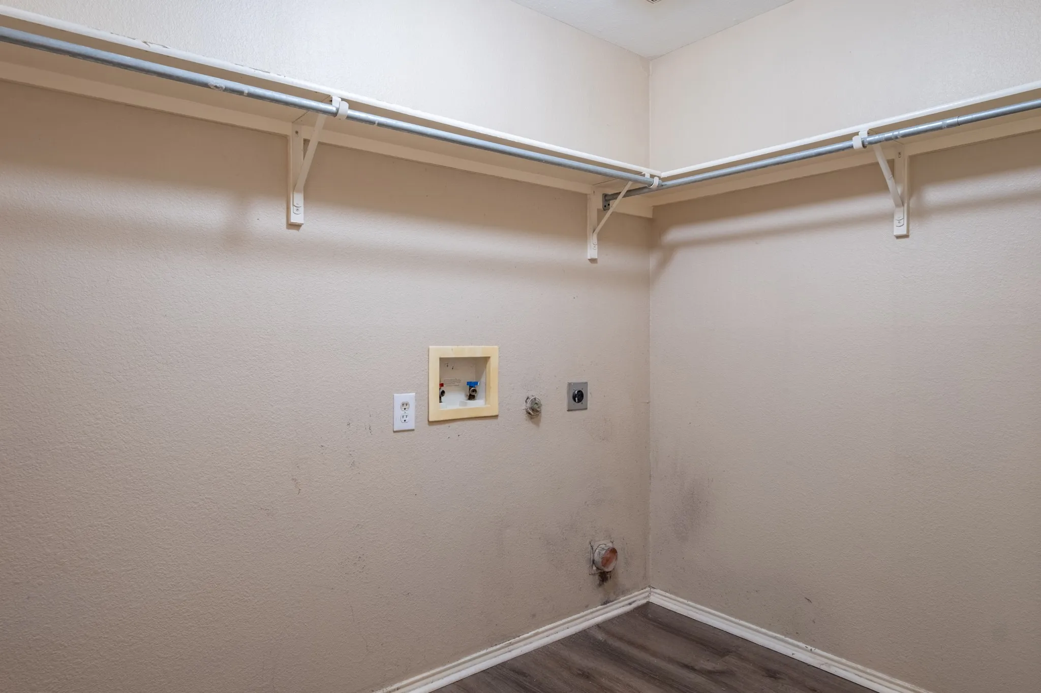 Single Family Residence For Sale in Tarrant County , 13249 Elmhurst Drive, Fort Worth, Texas 76244, 4 Bedroom, 3 Bathroom, 2 Garage spaces, 1,973 Sqft, built in 2002, mls#21384387, Real Estate Agent in Fort Worth, Homes For Sale in Tarrant county, Homes For Sale in Fort Worth, Realtor in Fort Worth Texas, Real Estate Brokerage Independent Realty Texas, Luminita Cordes Realtor