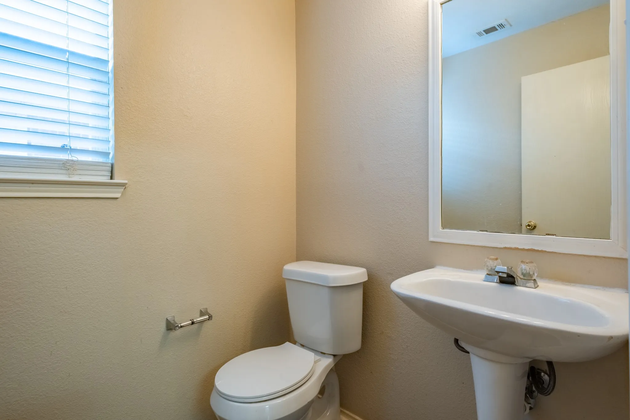 Single Family Residence For Sale in Tarrant County , 13249 Elmhurst Drive, Fort Worth, Texas 76244, 4 Bedroom, 3 Bathroom, 2 Garage spaces, 1,973 Sqft, built in 2002, mls#21384387, Real Estate Agent in Fort Worth, Homes For Sale in Tarrant county, Homes For Sale in Fort Worth, Realtor in Fort Worth Texas, Real Estate Brokerage Independent Realty Texas, Luminita Cordes Realtor
